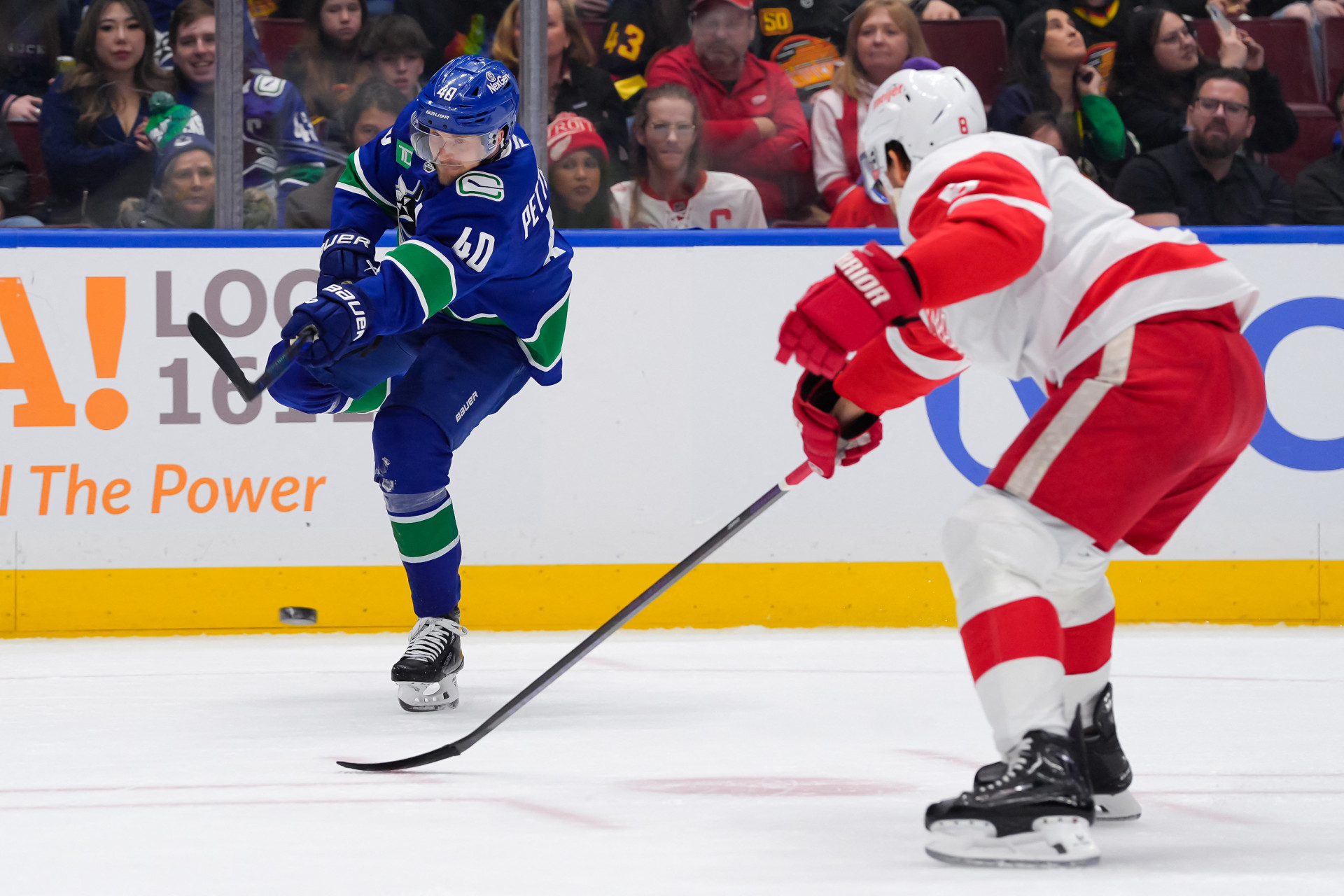 Elias Pettersson, #40 do Vancouver Canucks, disputa o puck com Ben Chiarot, #8 do Detroit Red Wings (Foto: Derek Cain / Getty Images America / Getty Images via AFP)