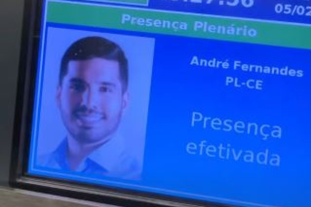 André Fernandes postou vídeo usando a digital para dar presença no plenário da Câmara dos Deputados(Foto: Reprodução/Instagram)