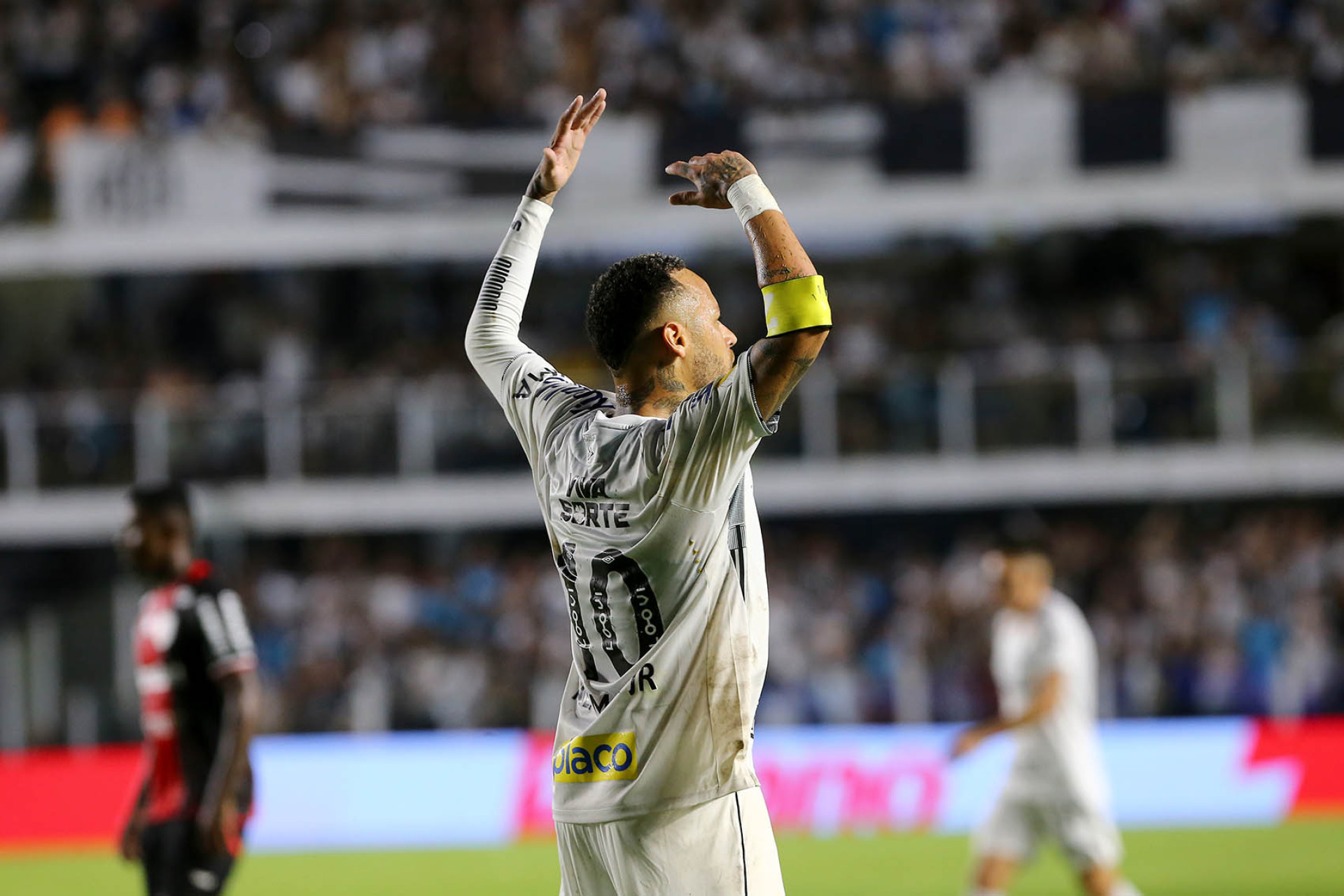 Neymar entrou no segundo tempo da partida (Foto: MAURICIO DE SOUZA / Diario do Litoral / AE)