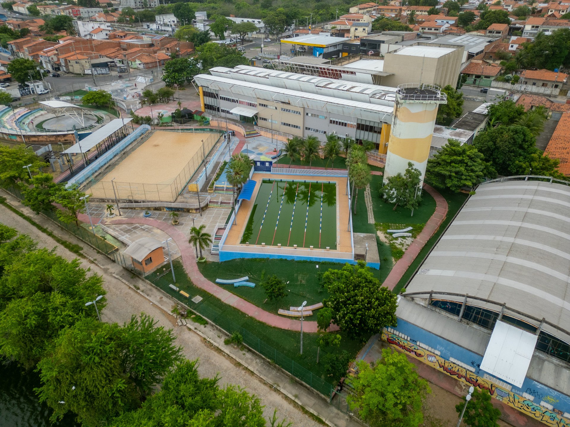 ￼FOTO aérea da piscina com água esverdeada do Cuca Mondubim    (Foto: FCO FONTENELE)