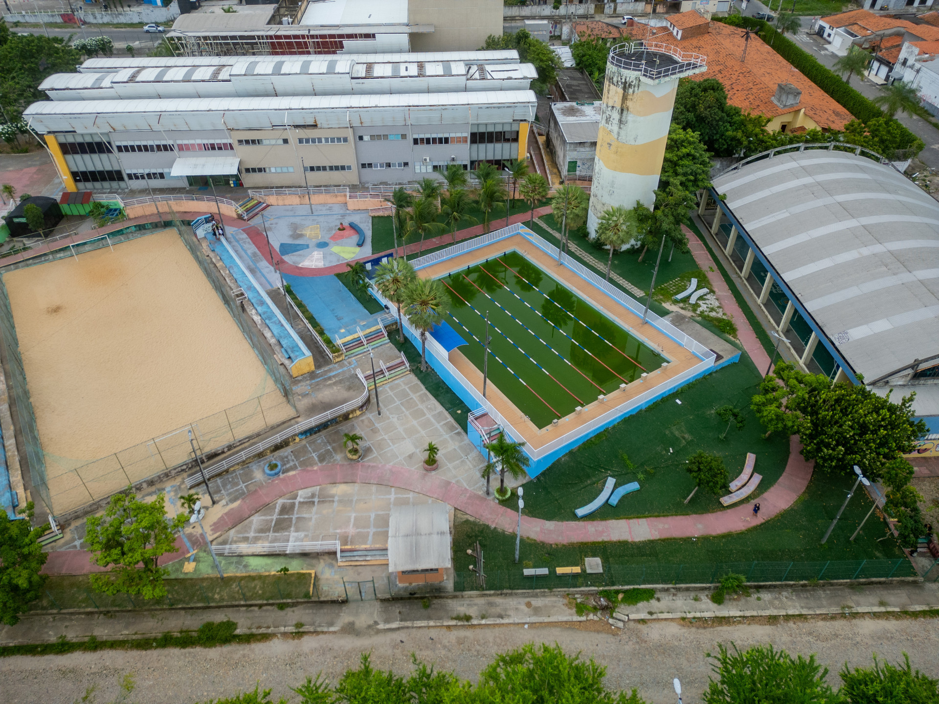 Fotos aéreas da piscina com água esverdeada do Cuca Mondubim (Foto: FCO FONTENELE)