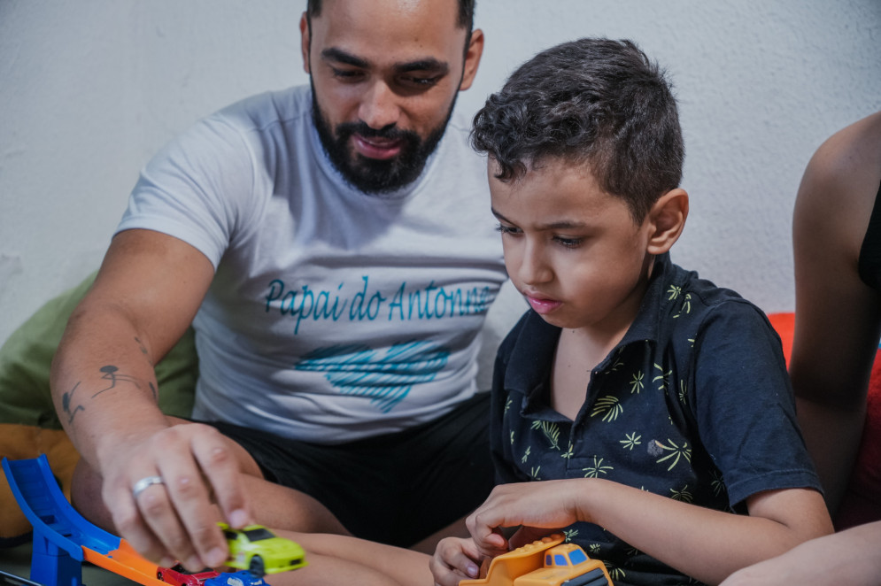 A família de Antonne mantém a esperança de conseguir a dose do medicamento Elevidys(Foto: FERNANDA BARROS)