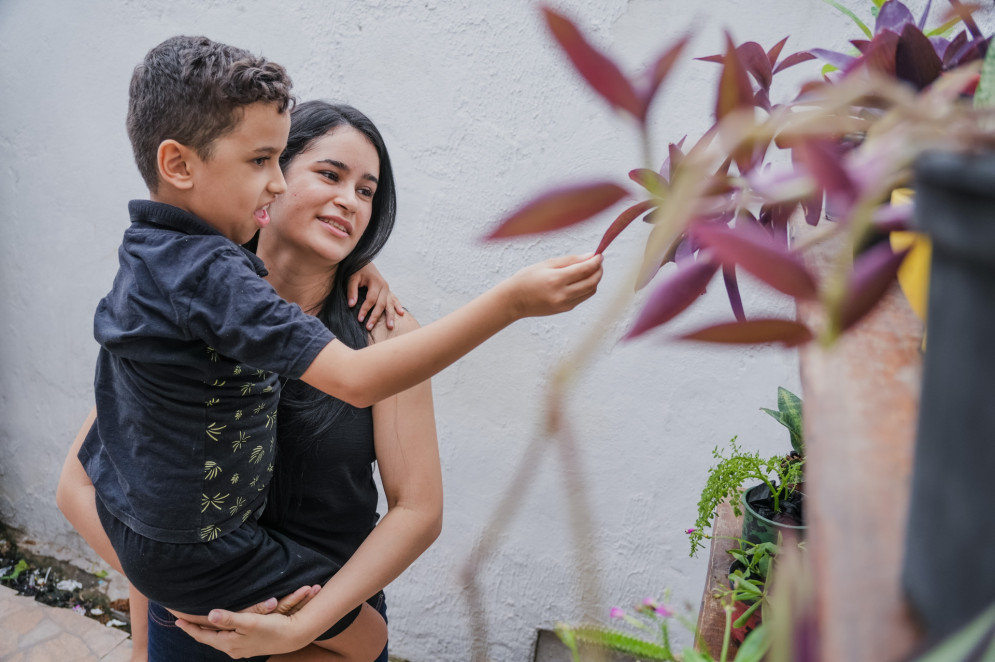 A mãe de Antonne, Karoline Alves, tem consciência que o tratamento é caro, mas questiona qual o valor de uma vida(Foto: FERNANDA BARROS)