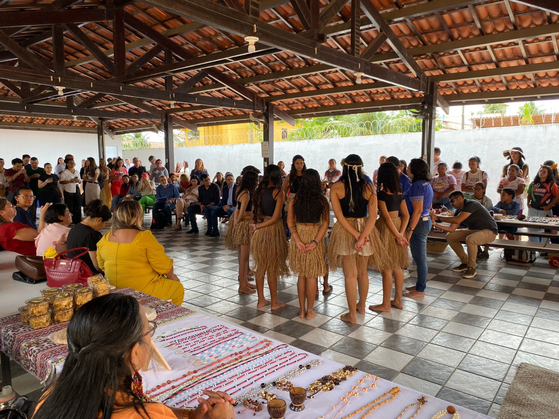 Escolas indígenas como Aba Tapeba e Cacique Antônio Ferreira da Silva, e a quilombola Yara Guerra Silva fizeram apresentações culturais  (Foto: Kaio Pimentel)