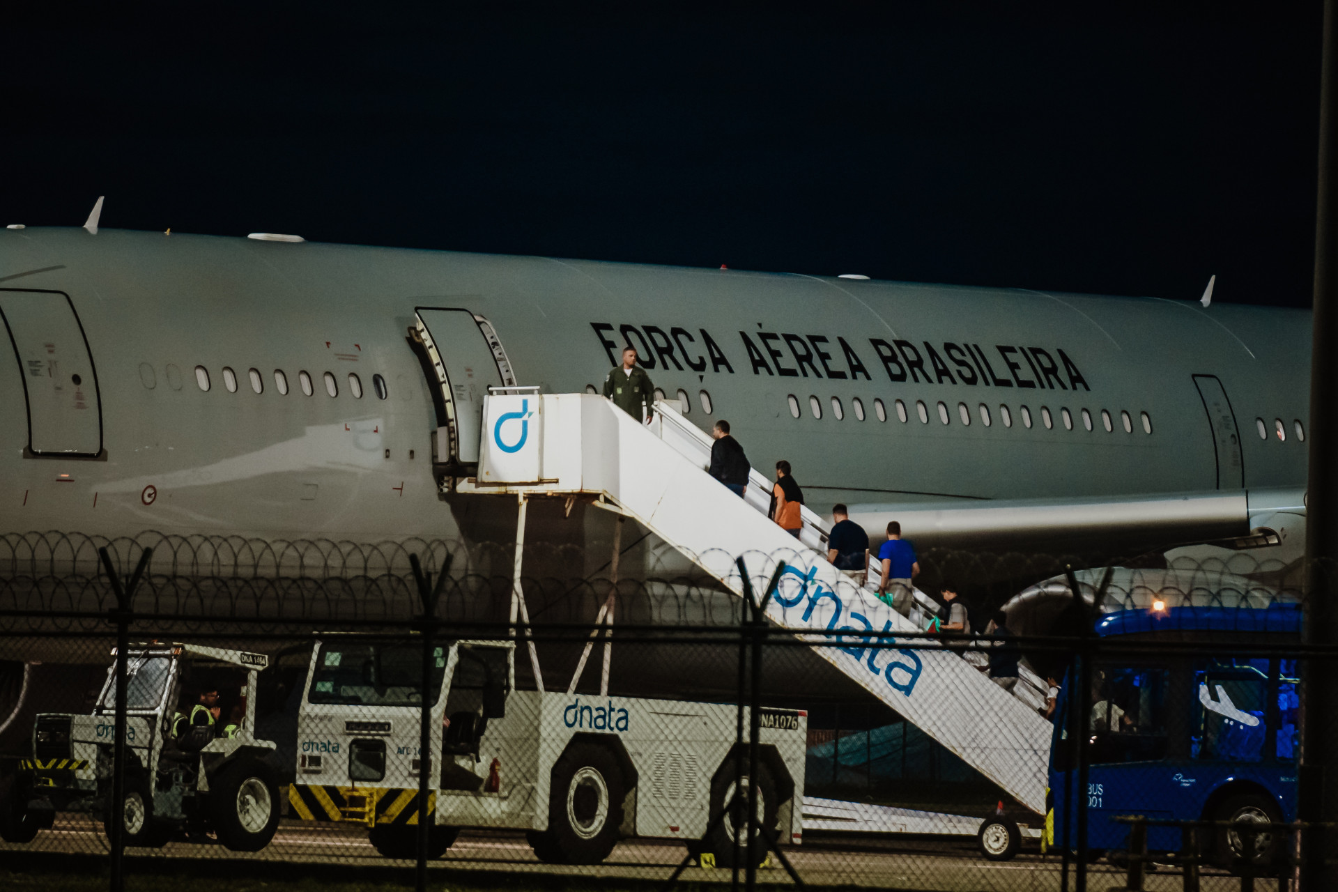 ￼PARTE dos deportados permaneceu em Fortaleza. A maior parte seguiu para Confins (Foto: JÚLIO CAESAR)