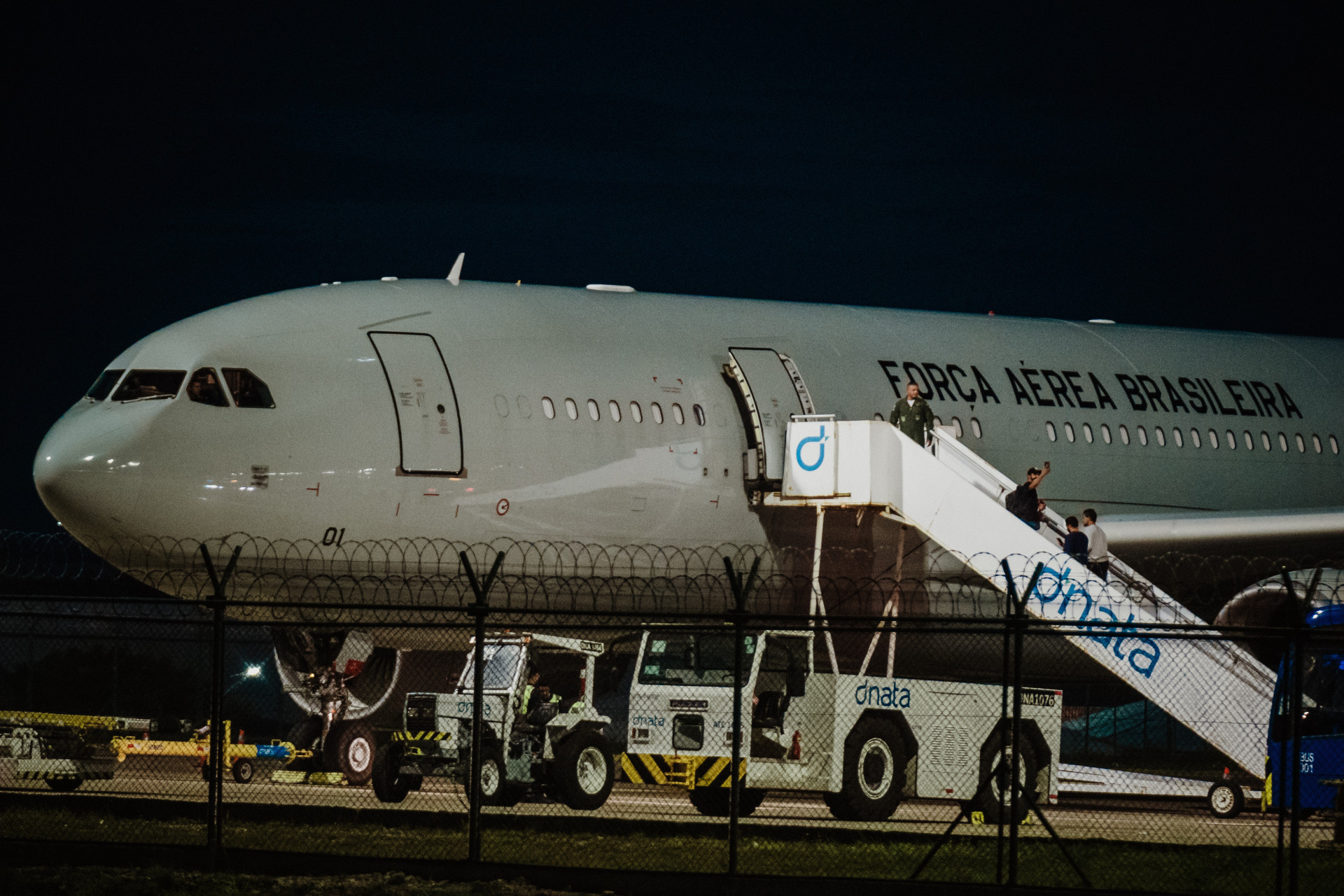 ￼DEPORTADOS entram no avião da FAB em Fortaleza e vão para o aeroporto de Confins, em Belo Horizonte (Foto: Júlio Caesar)