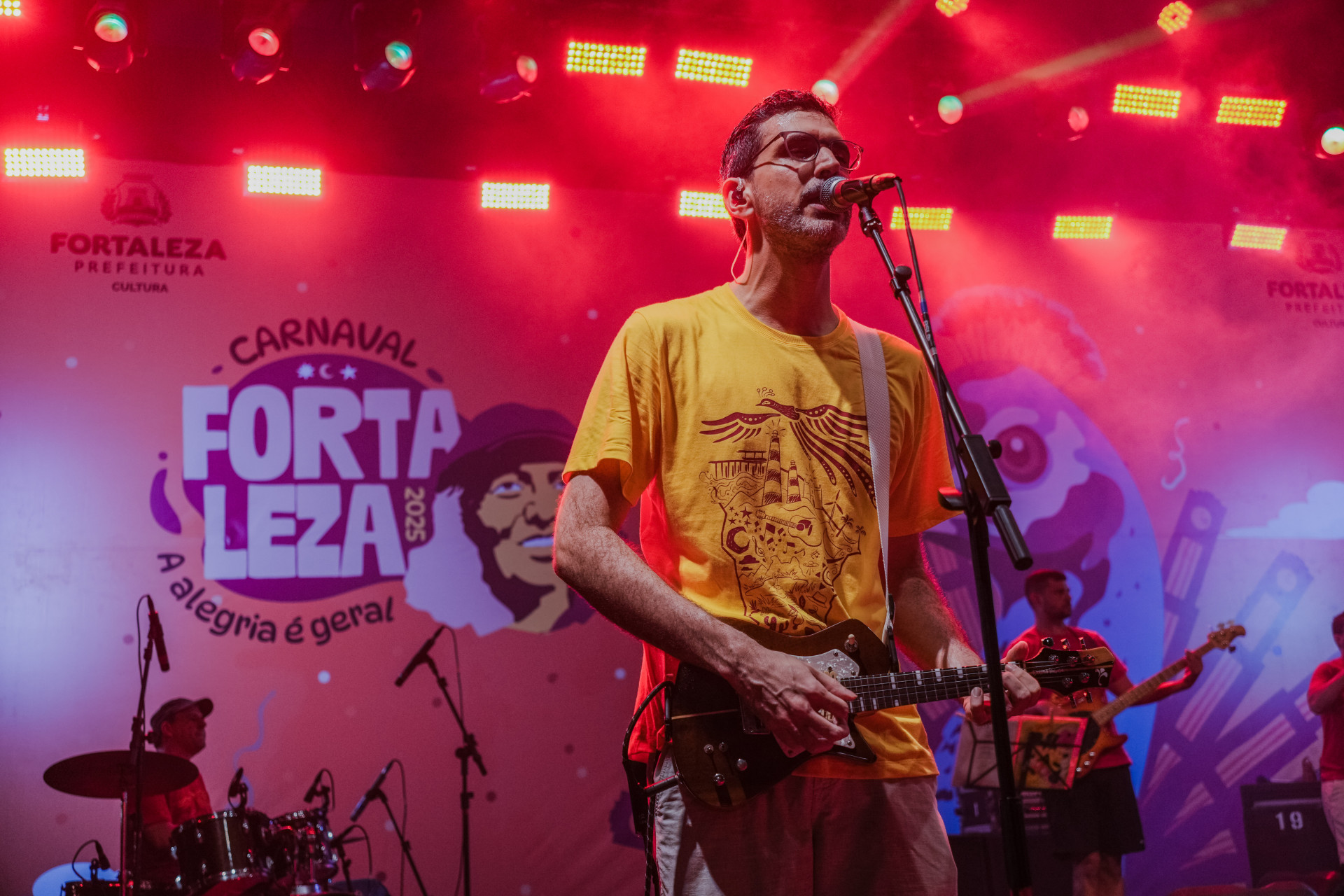 ￼BLOCO se apresenta 
em palco na Praça do Ferreira  (Foto: FERNANDA BARROS)