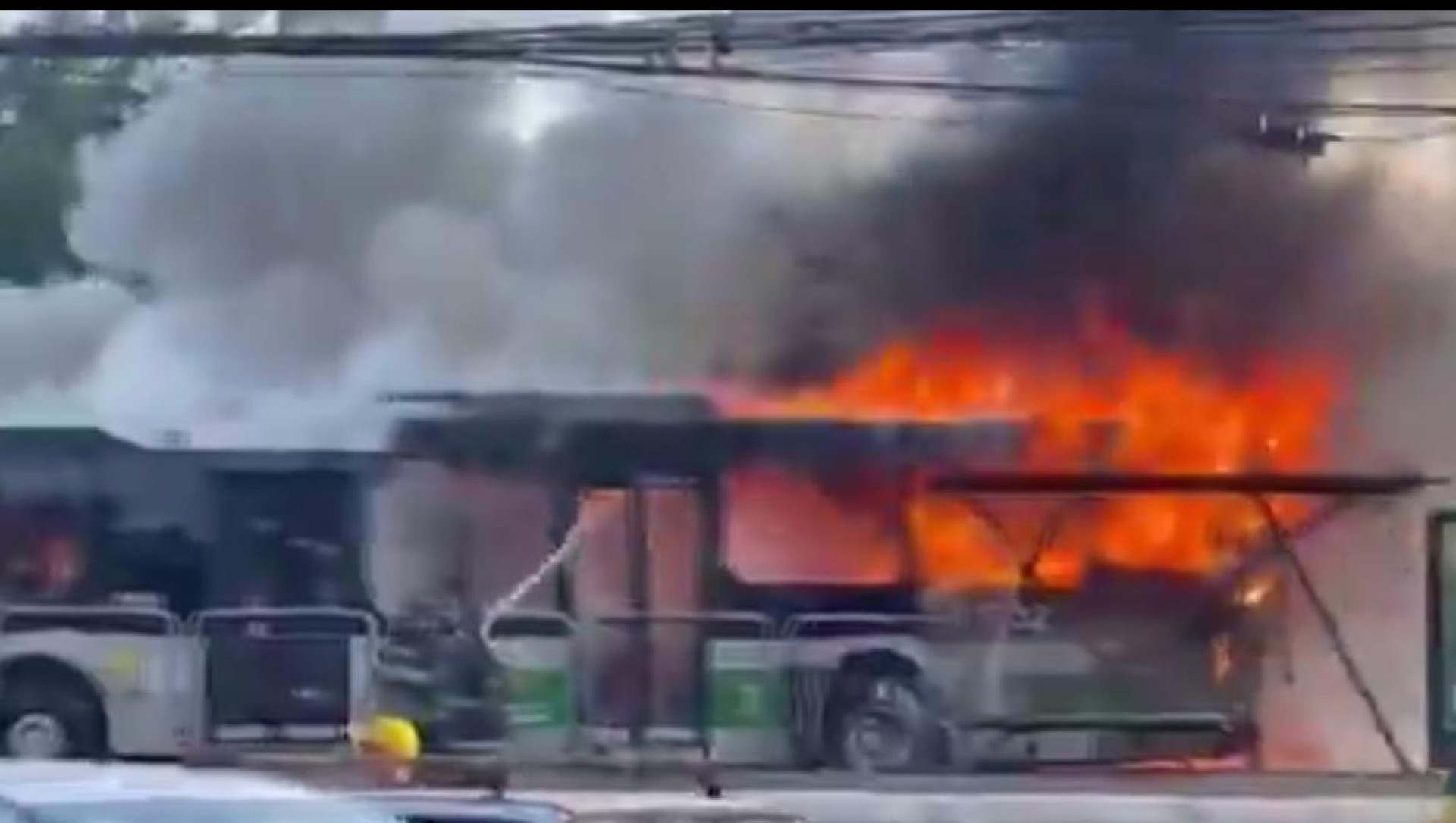 Na queda, o avião atingiu um ônibus que passava pela região. Ao menos duas pessoas morreram e outras cinco ficaram feridas, até o momento (Foto: Reprodução/Redes sociais)