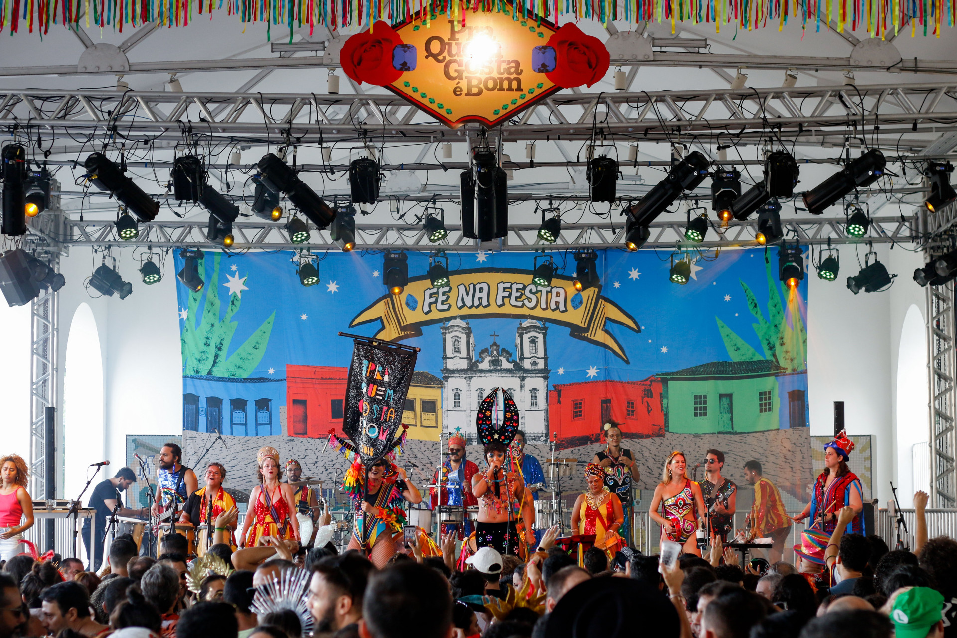 FORTALEZA, CEARÁ, BRASIL, 08-02-2024: Movimentação de foliões no Pré-Carnaval na Estação das Artes, com o bloco carnavalesco 