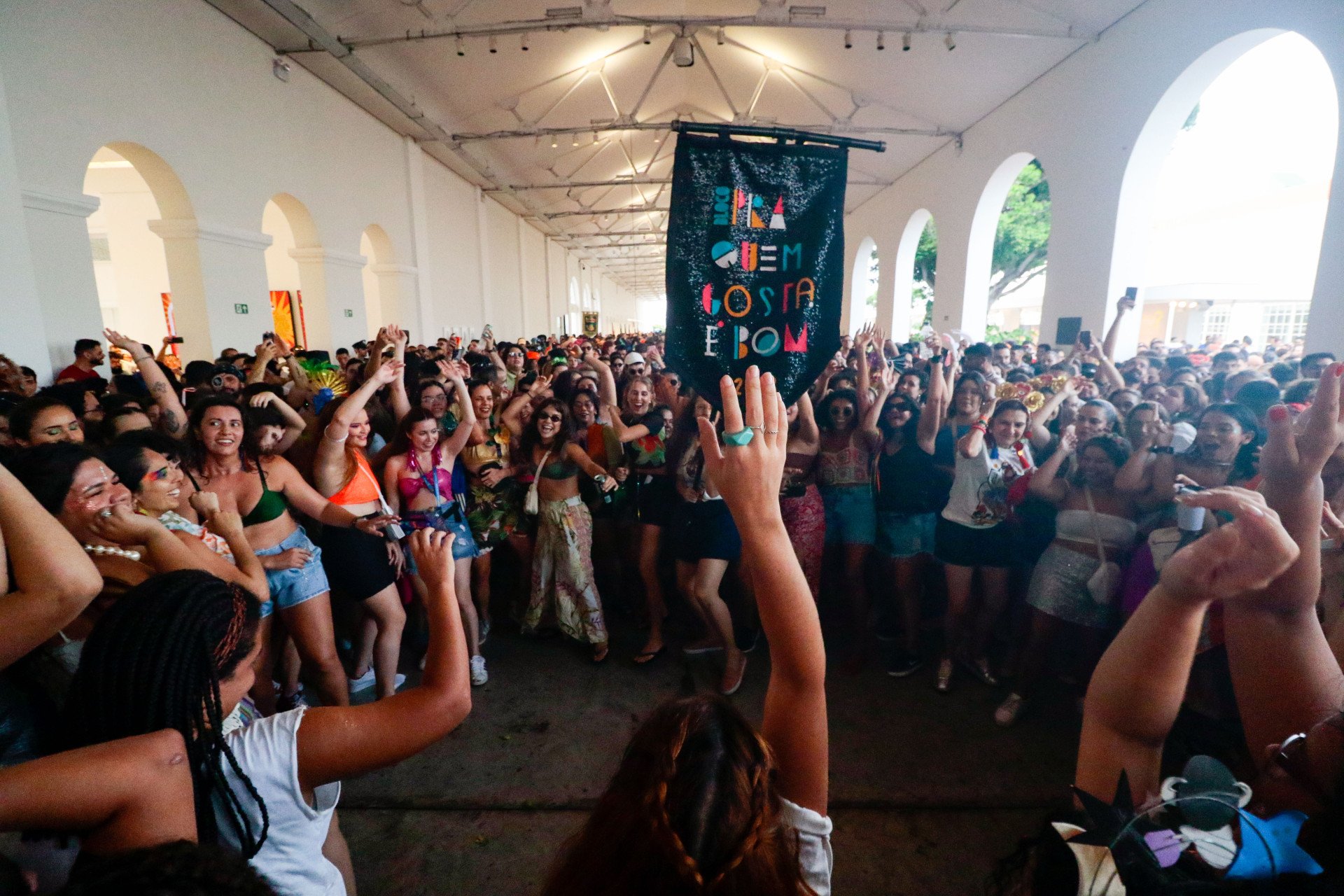 Movimentação de foliões no Pré-Carnaval na Estação das Artes, com o bloco carnavalesco "Pra quem gosta é bom", em Fortaleza (Foto: Samuel Setubal)