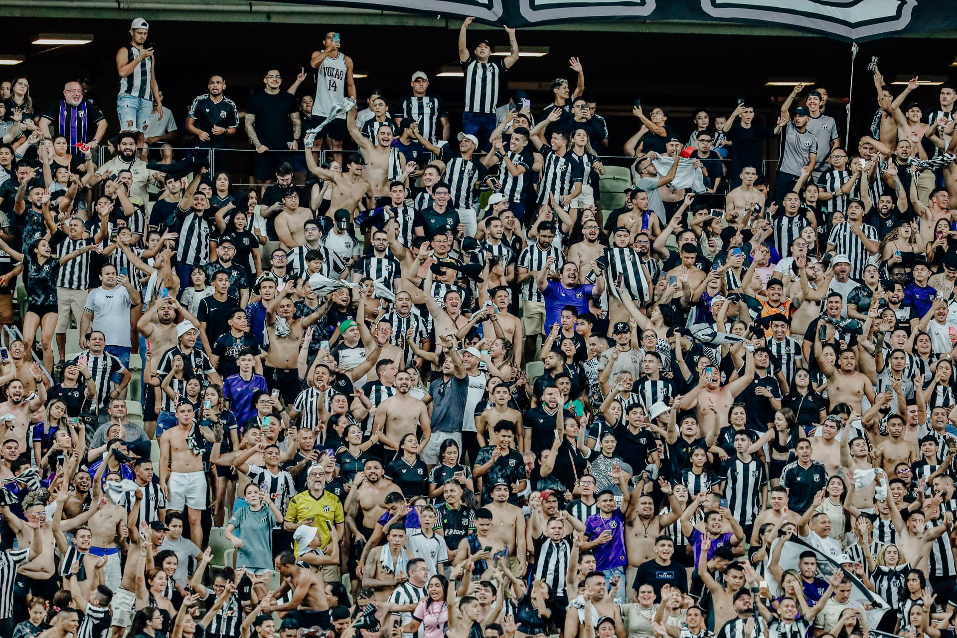 FORTALEZA-CE, BRASIL, 08-02-2025: Torcida do Ceará. Ceará 2 x 1 Fortaleza, Campeonaro Cearense 2025 - Estádio castelão. (Foto: Fábio Lima/O Povo) (Foto: FÁBIO LIMA)