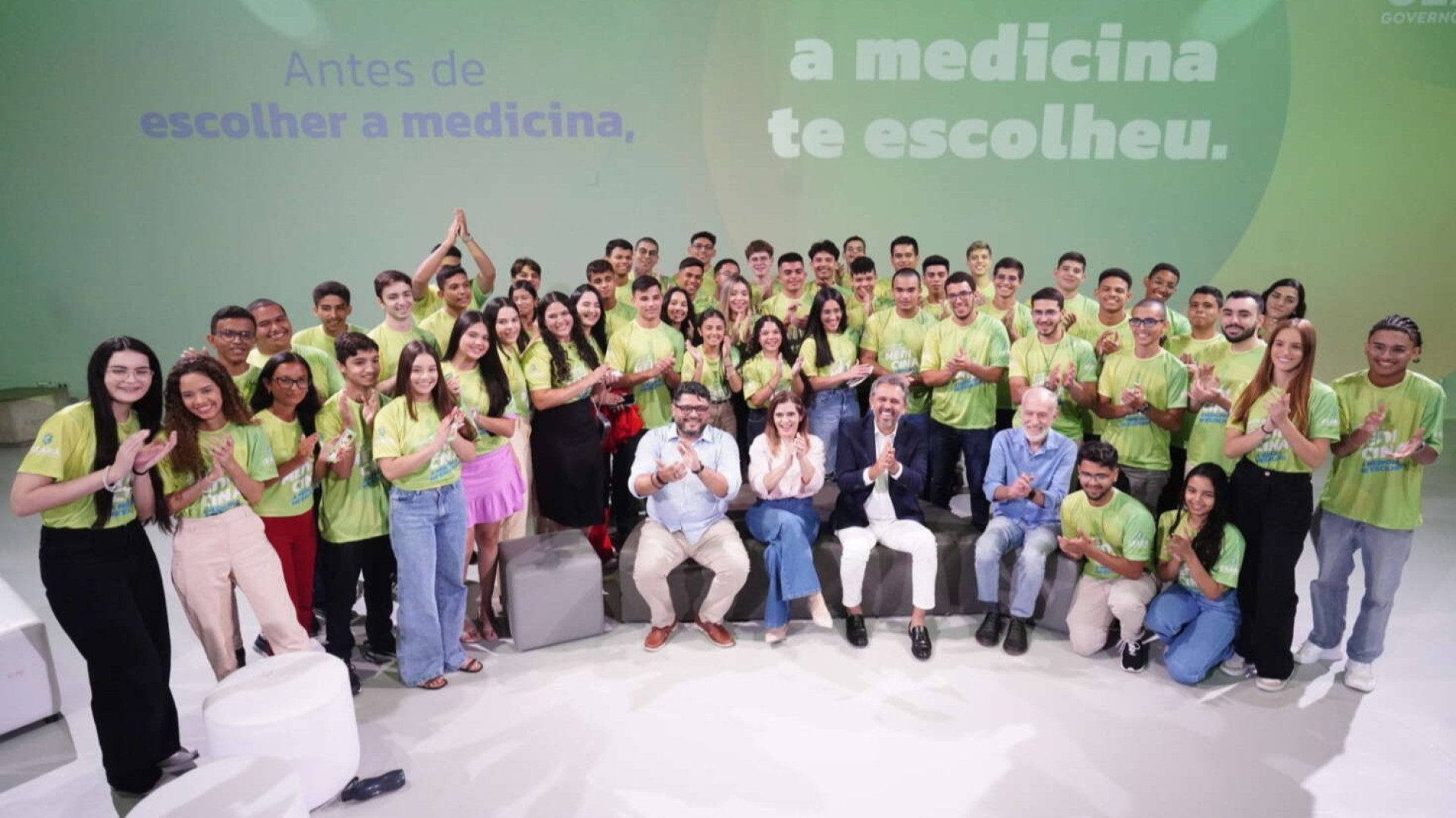 Alunos da rede pública de educação do Ceará aprovados em Medicina conversaram com governador Elmano de Freitas na última quinta-feira, 6  (Foto: Divulgação / Carlos Gibaja / Casa Civil)