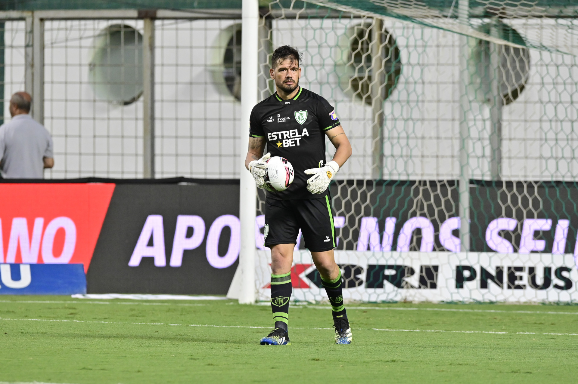 Goleiro Matheus Cavichioli no jogo América-MG x Cruzeiro, no Independência, pelo Campeonato Mineiro 2023 (Foto: Mourão Panda / América)