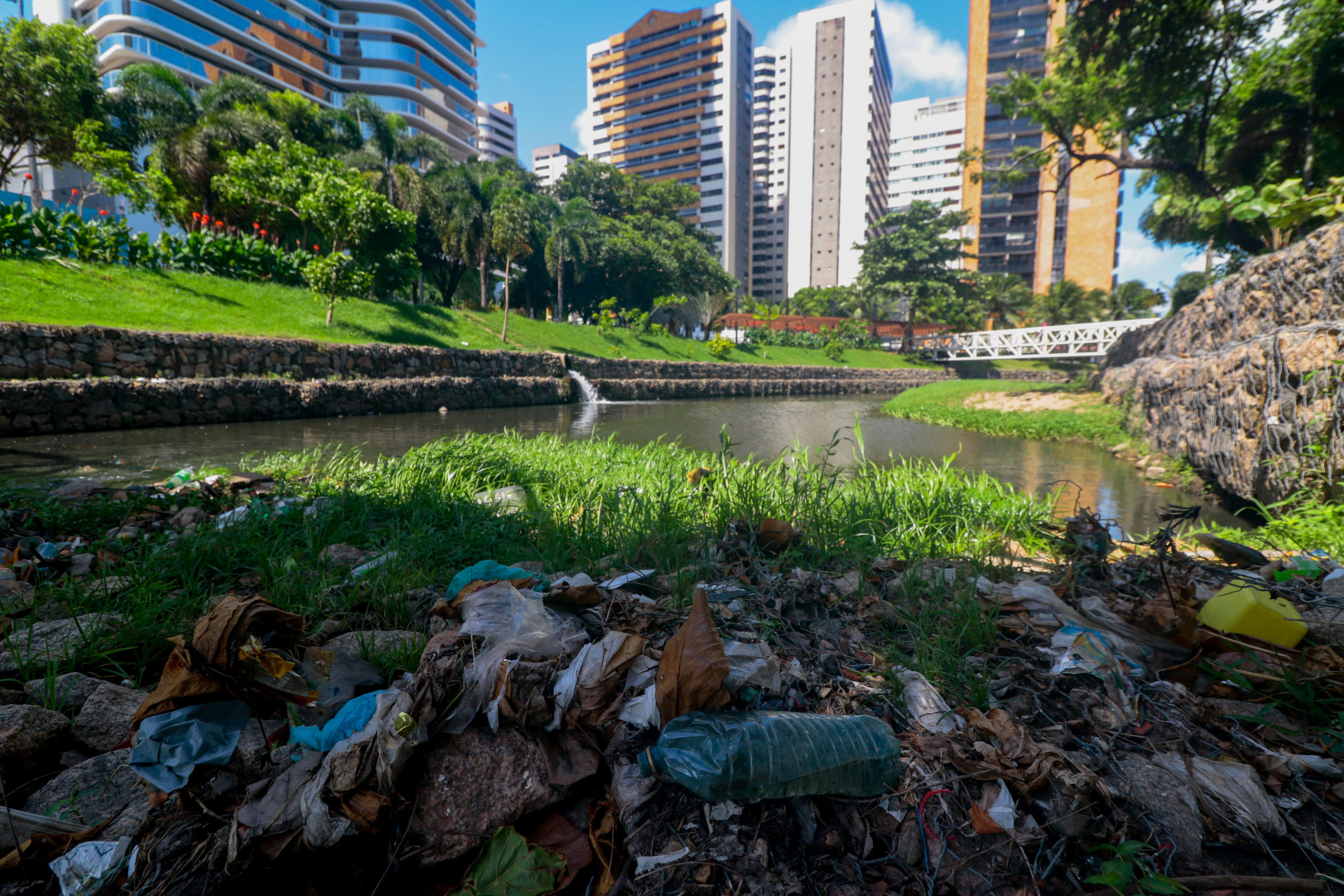 Lixo acumulado no Parque Otacílio Teixeira Lima Neto (Parque Bisão), em Fortaleza (Foto: Samuel Setubal)