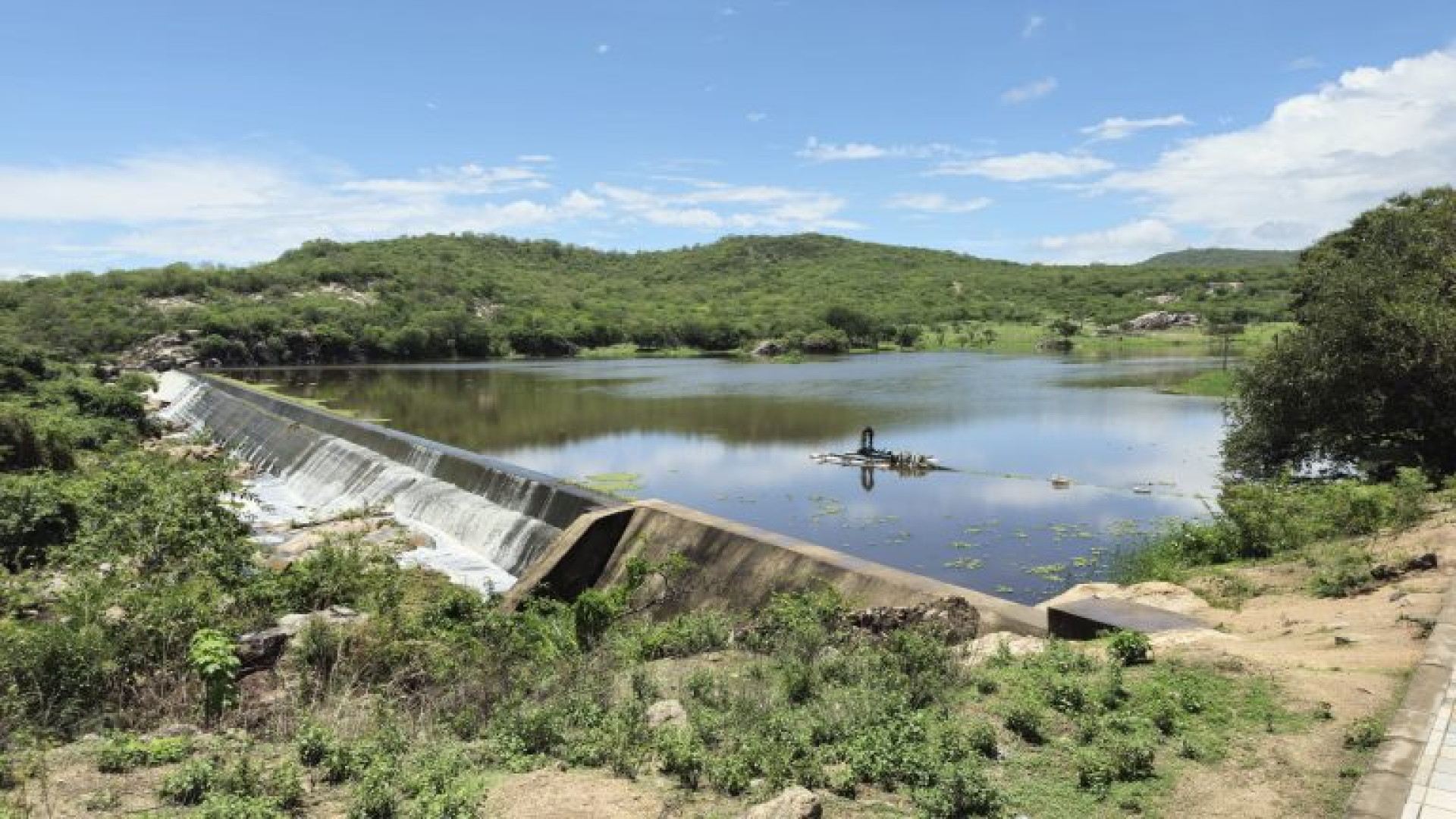 ￼AÇUDE Caldeirões é um dos que estavam sangrando no primeiro dia de quadra chuvosa de 2025   (Foto: Cogerh/Divulgação)