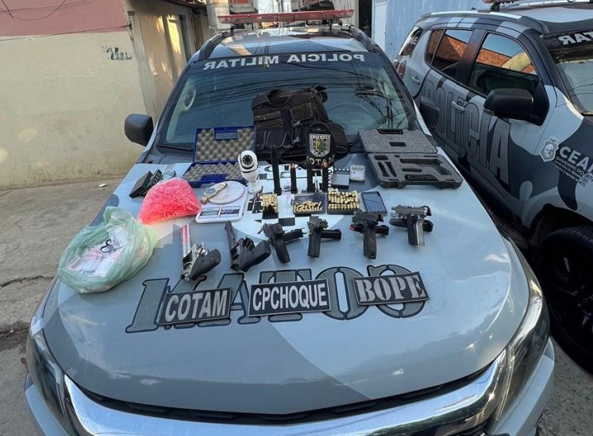 Seis armas de fogo foram apreendidas pela Polícia Militar durante as diligências realizadas em decorrência do tiroteio que deixou três mortos na comunidade da Rosalina nesta segunda-feira, 10 (Foto: Divulgação/SSPDS)