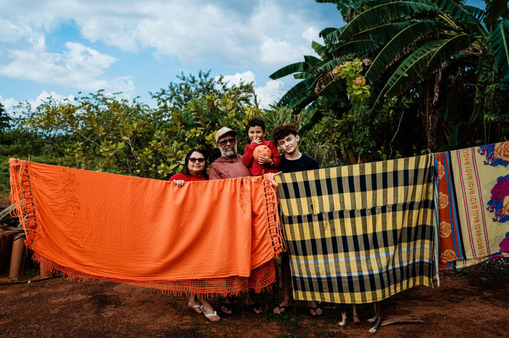 O casal de agricultores Valderi e Celi vivem com os dois filhos e o cachorrinho Becky em uma casa simples em Limoeiro do Norte, onde plantam o que comem(Foto: JÚLIO CAESAR)