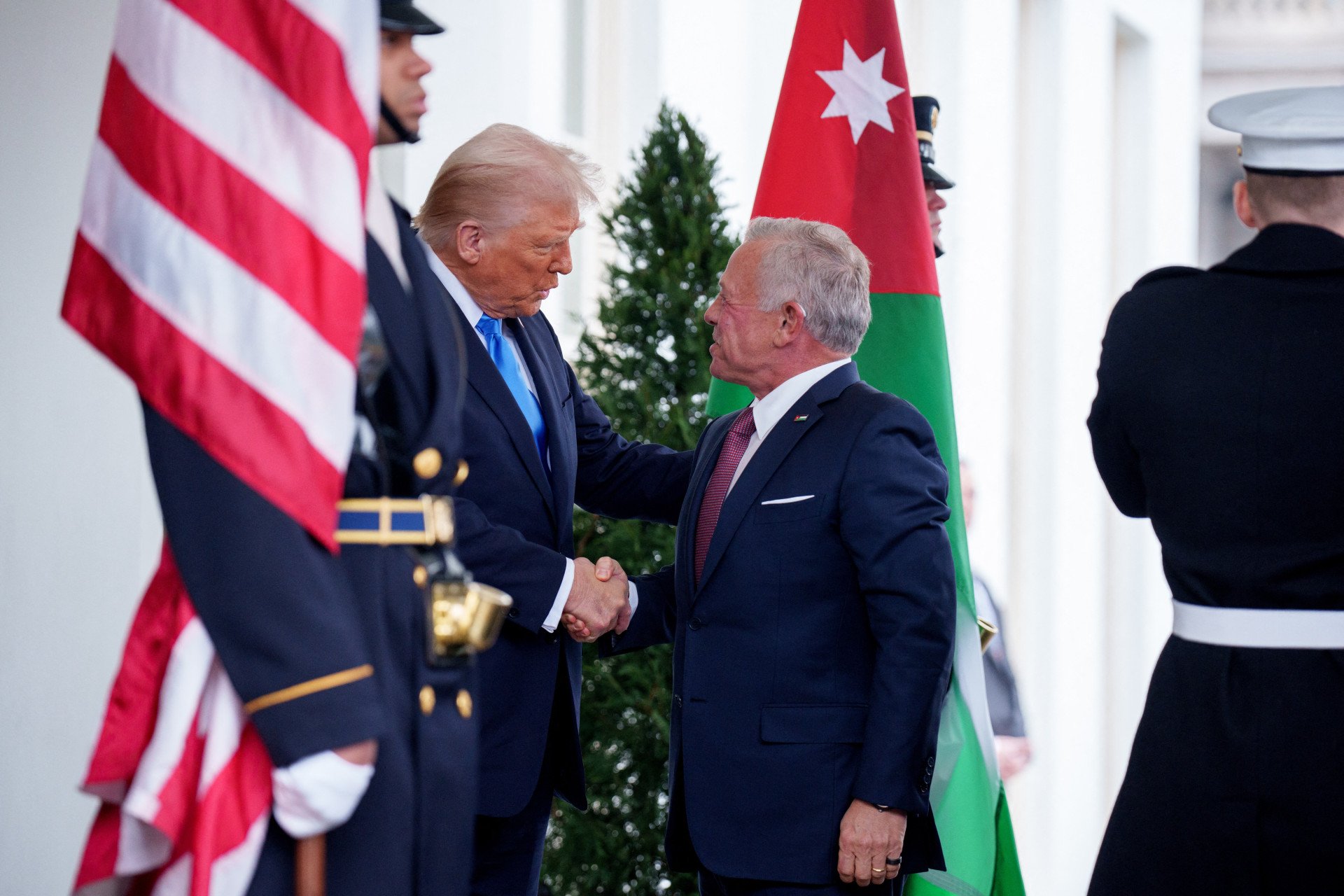 ￼PRESIDENTE Dos EUA cumprimenta o rei Abdullah II bin Al-Hussein da Jordânia (Foto: Andrew Harnik/Getty Images/AFP)