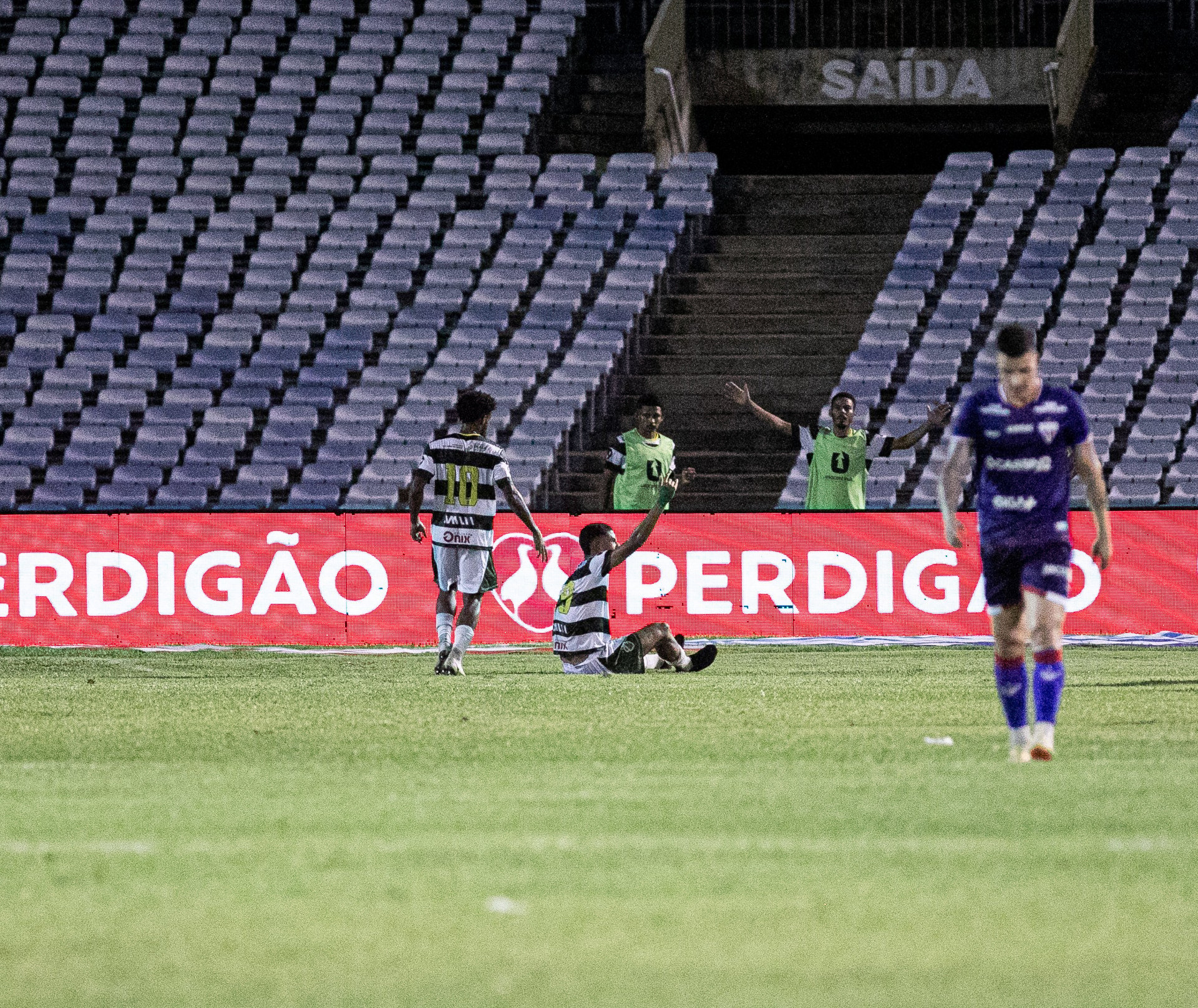 Fortaleza mudou time titular, mas sofreu nova derrota (Foto: ALDO CARVALHO/AGIF/ESTADÃO CONTEÚDO)