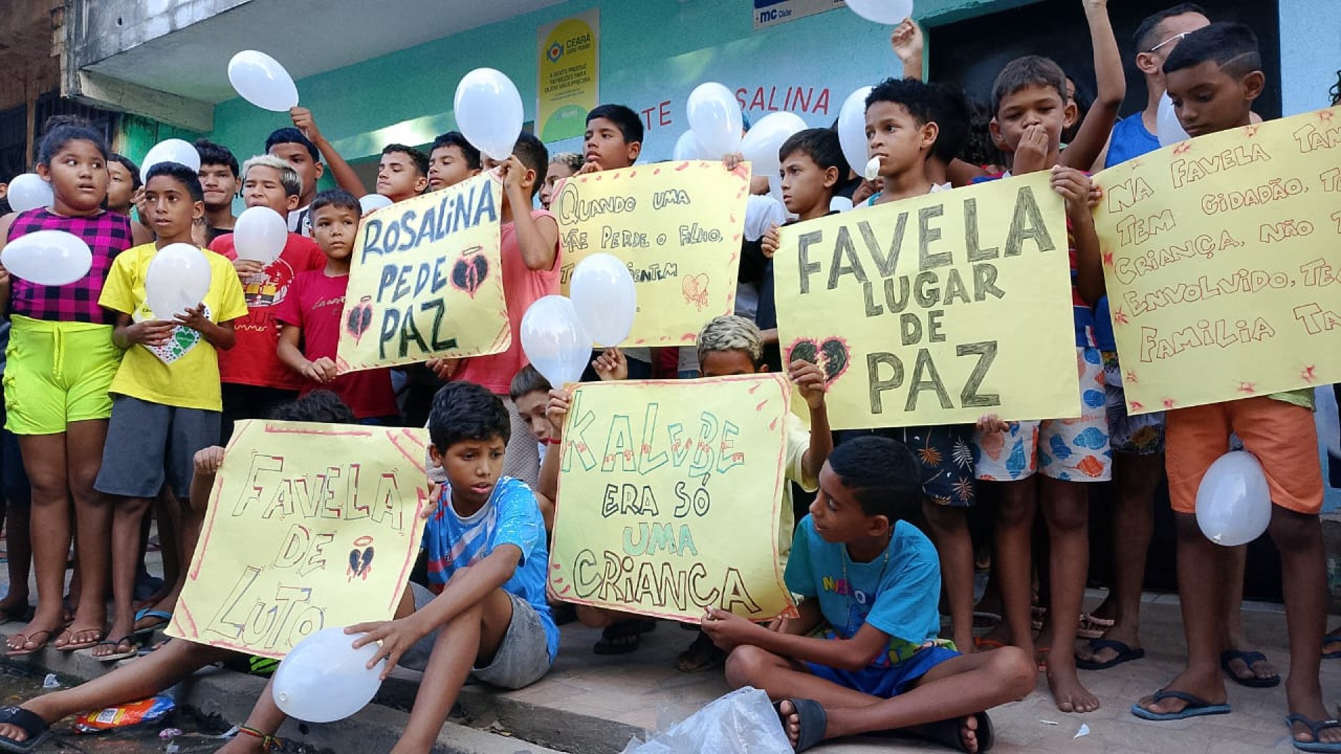 Crianças usaram cartazes e balões brancos durante o velório de Kaleb Rodrigues  (Foto: Jéssika Sisnando )