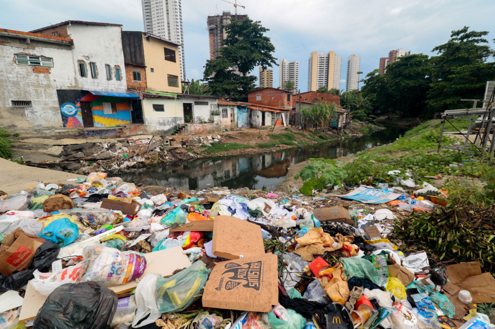 Às margens do Riacho Maceió é possível ver prédios luxuosos em contraste com as habitações precárias da Comunidade Saporé(Foto: Samuel Setubal)