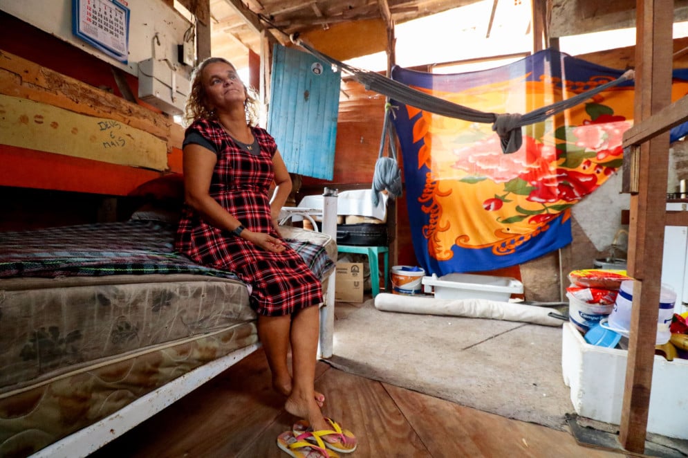 Regina  não conseguia mais dormir em seu barraco, pois a chuva molhava a rede e a cama(Foto: Samuel Setubal)