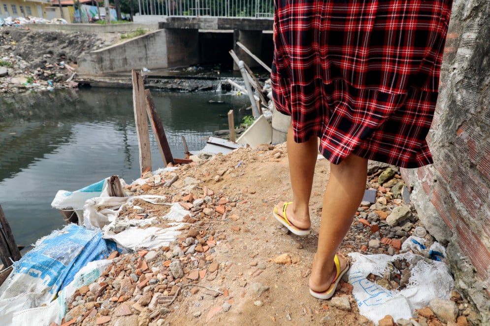 Na beira de córregos e canais, famílias vivem em situação de abandono, sujeitas ao lixo a doenças(Foto: Samuel Setubal)