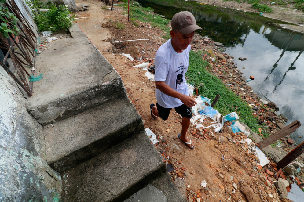 O caminho irregular de pedras e terra que leva até Regina, na Comunidade Saporé(Foto: Samuel Setubal)