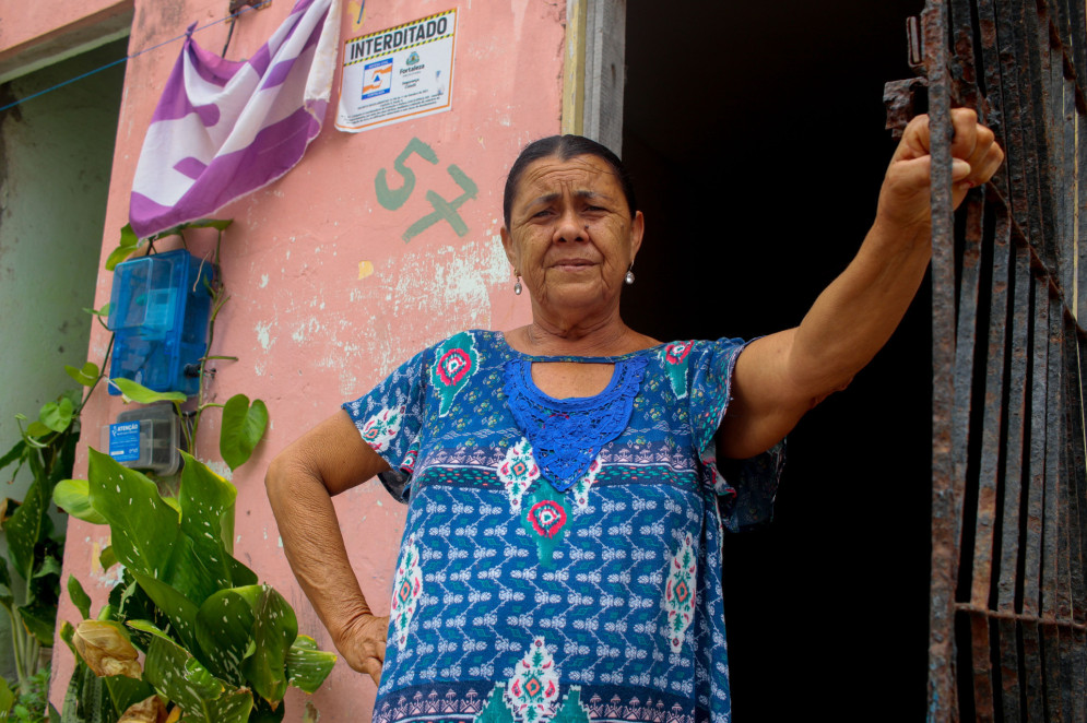 Maria do Carmo mostra a casa interditada que precisou abandoar após parte do teto desabar(Foto: Samuel Setubal)