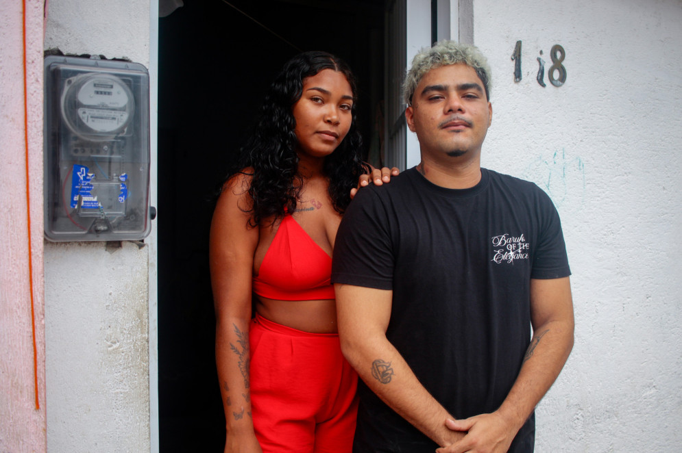 Sabrina e Marvin conseguiram alugar uma nova casa para morar e tetam um recomeço com a ajuda de amigos e familiares (Foto: Samuel Setubal)