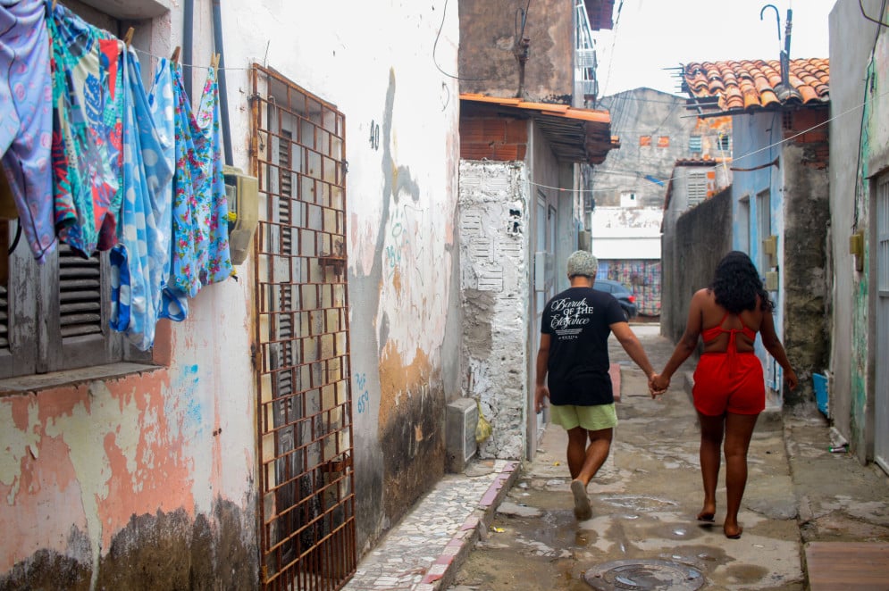 Sabrina e Marvin passaram toda a vida na Comunidade do Serviluz. Próximos de amigos e familiares, não consideraram deixar o bairro(Foto: Samuel Setubal)