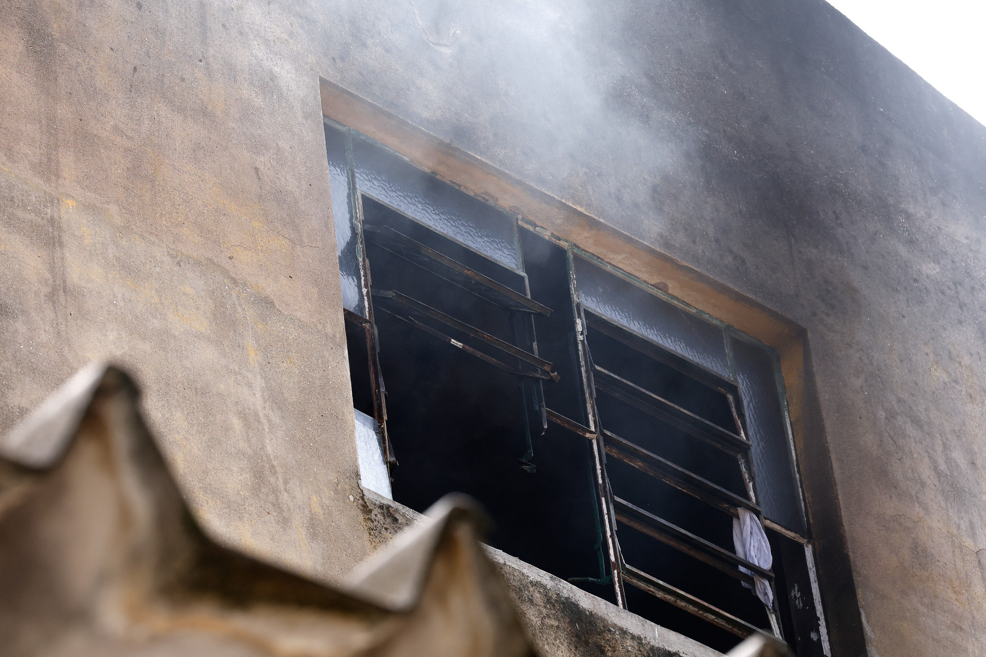 Rio de Janeiro (RJ), 12/02/2025 - Incêndio atinge a fábrica de roupas Maximus Confecções, no bairro de Ramos, na zona norte do Rio de Janeiro. A instalação produz fantasias para o carnaval carioca. Foto: Tânia Rêgo/Agência Brasil (Foto: Tânia Rêgo/Agência Brasil)