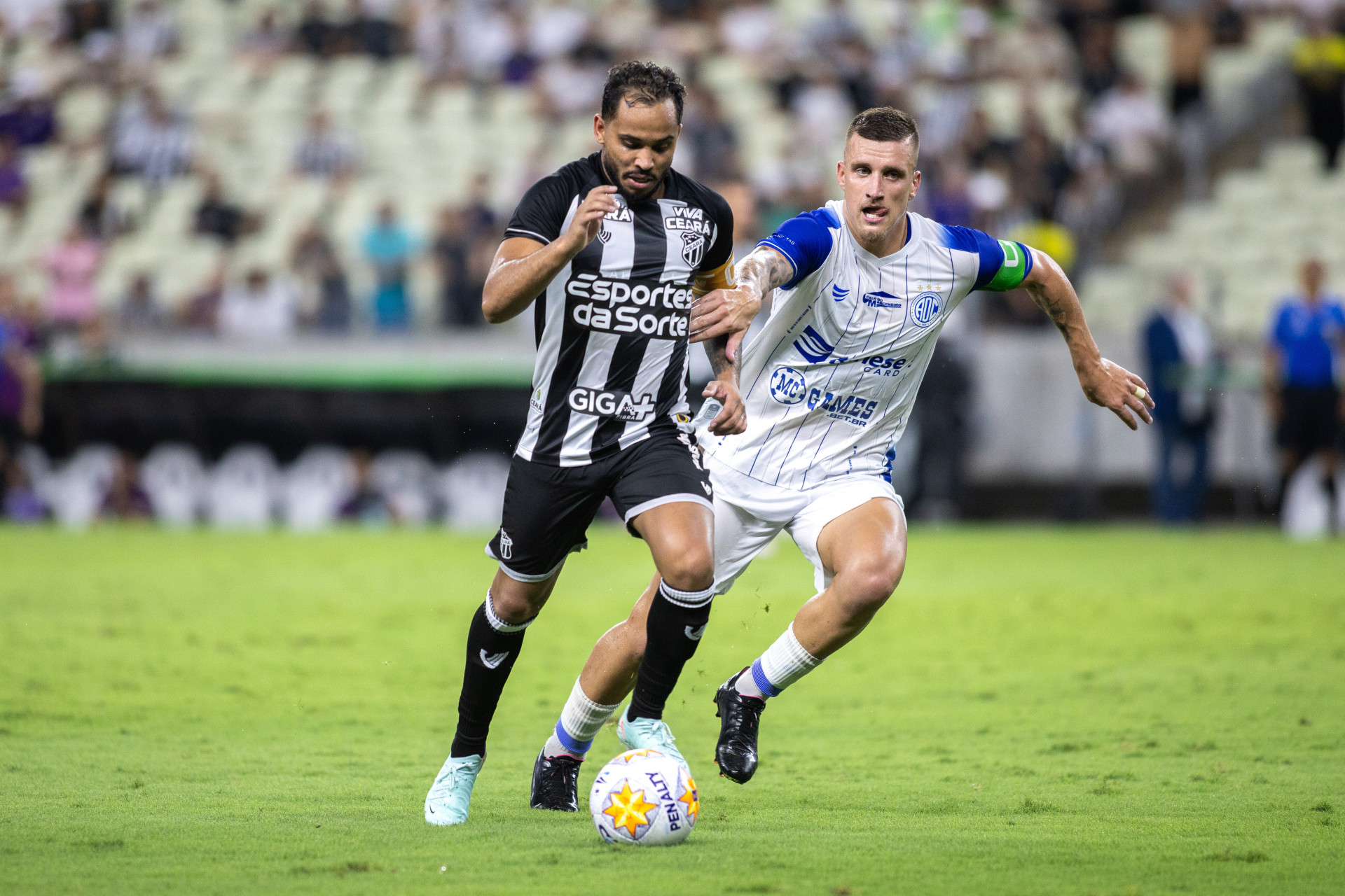 Lourenço disputa bola no meio-campo do Castelão (Foto: BAGGIO RODRIGUES/AGIF/ESTADÃO CONTEÚDO)