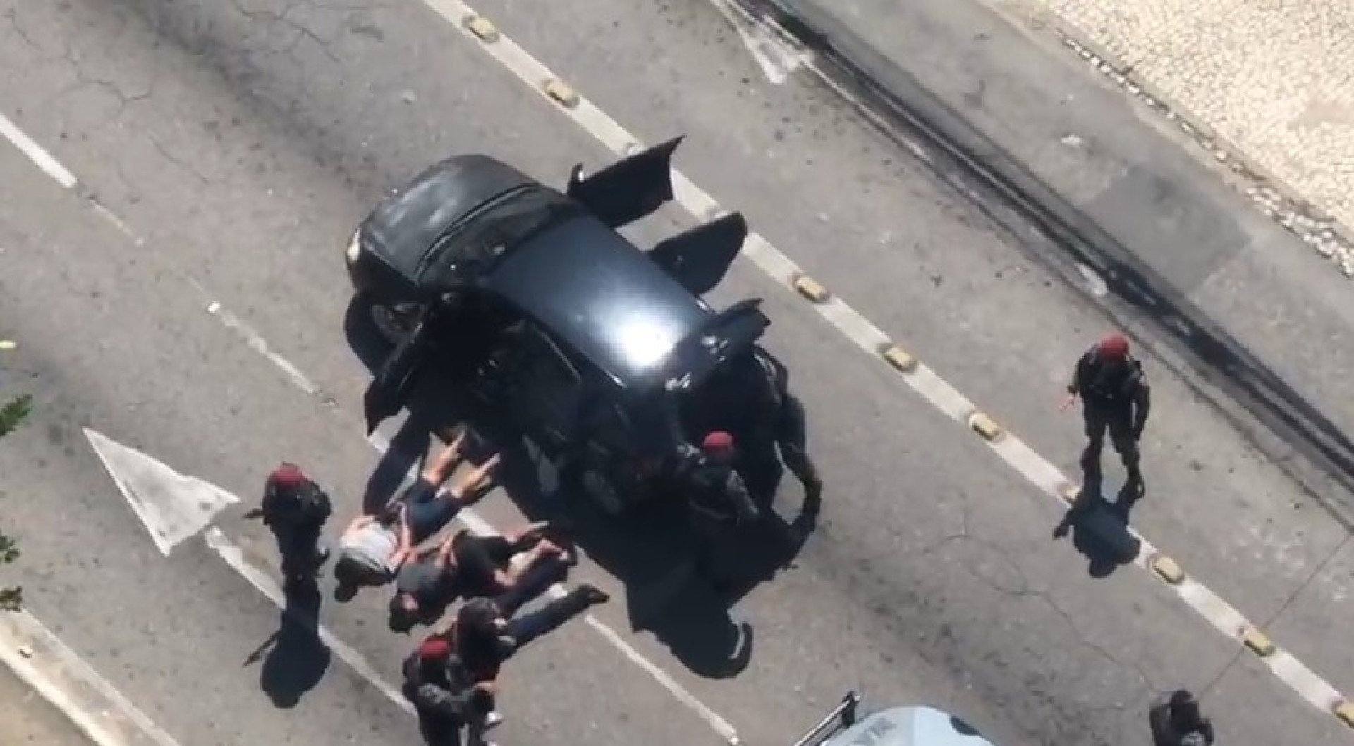 ￼CARRO foi interceptado na avenida Godofredo Maciel, em Fortaleza (Foto: reprodução/vídeo)