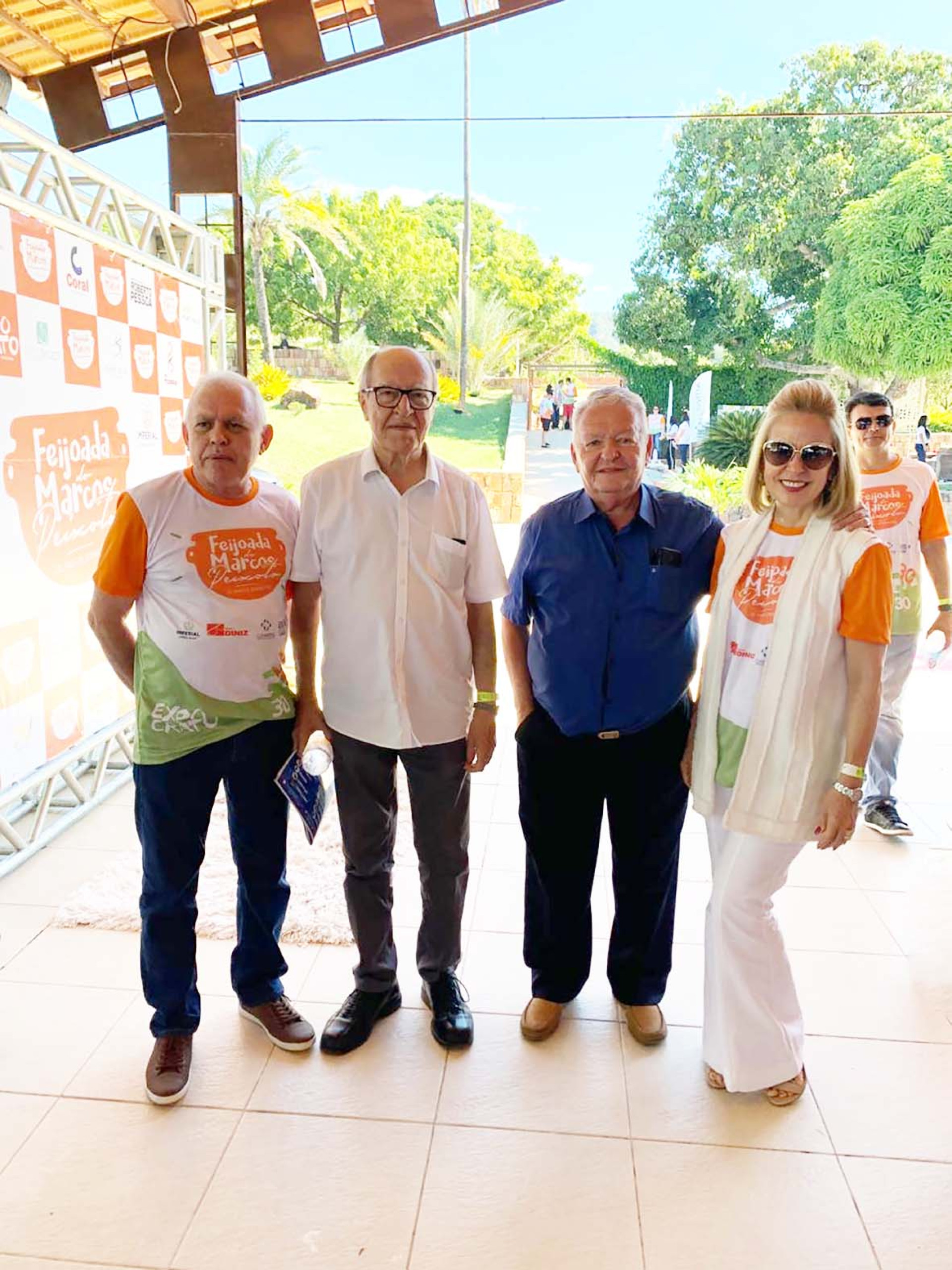 César Barreto, Lúcio Alcântara, Humberto Mendonça e Tereza Maria, varoa exclusiva de VT e dona Luíza, reverenciados no Crato (Foto: acervo pessoal)