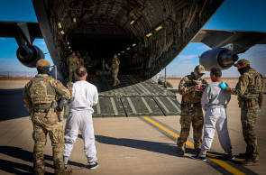 Autoridades federais dos EUA embarcam migrantes detidos em voo para a Base Naval da Baía de Guantánamo, de local não revelado nos Estados Unidos em 4 de fevereiro de 2025