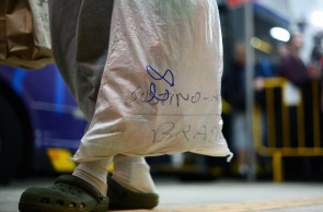 Migrante brasileiro deportado dos Estados Unidos ao chegar ao aeroporto de Confins, Minas Gerais