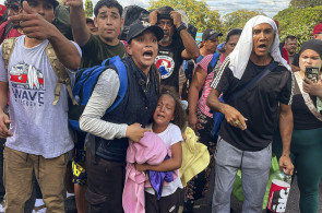 Migrantes discutem com membros do Serviço Nacional de Fronteiras do Panamá enquanto tentam cruzar a fronteira entre o Panamá e a Costa Rica enquanto tentam retornar à Venezuela, em Paso Canoas, entre a fronteira do Panamá e da Costa Rica, em 11 de fevereiro de 2025