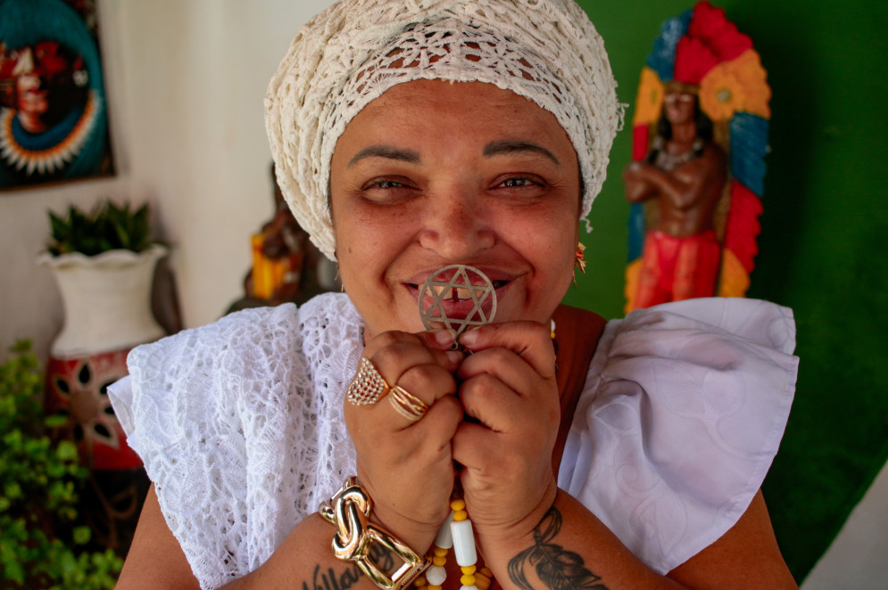 FORTALEZA, CEARÁ, BRASIL, 11-02-2025: Vanessa da Costa Lima, 45, mãe de santo desde os 19,. do candomblé, da umbanda e da quimbanda, além de ser rezadeira. (Foto: Samuel Setubal/ O Povo)