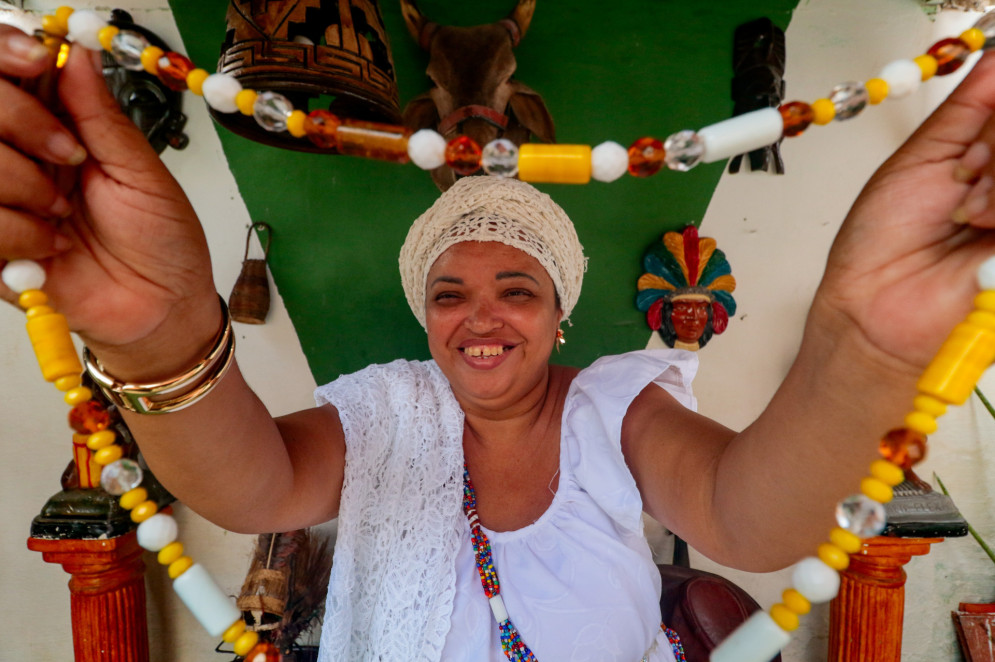 FORTALEZA, CEARÁ, BRASIL, 11-02-2025: Vanessa da Costa Lima, 45, mãe de santo desde os 19,. do candomblé, da umbanda e da quimbanda, além de ser rezadeira. (Foto: Samuel Setubal/ O Povo)