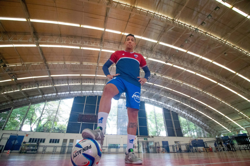 "A Rússia mudou a minha vida, a vida da minha família, e a forma que eu tenho de agradecer à Rússia é dentro de quadra, jogando pela seleção e valorizando esse escudo, essa camisa da melhor maneira possível"(Foto: Lorena Louise/Especial para O POVO)