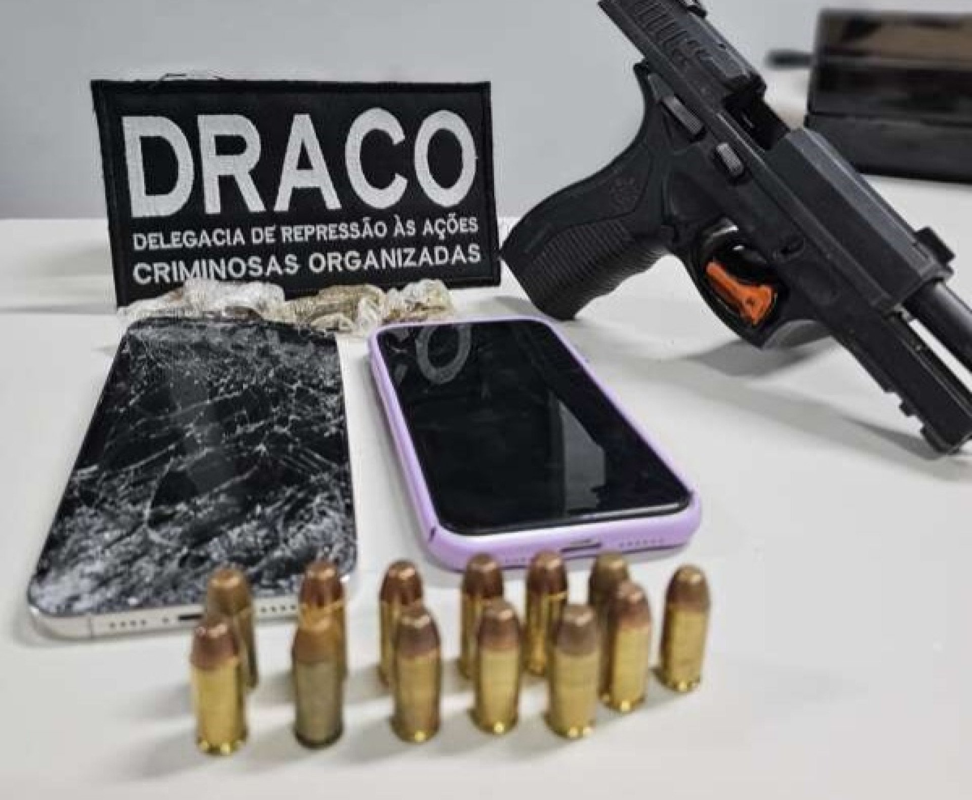 Apreensão de arma de fogo, munição e entorpecentes por meio dos policiais civis da Draco  (Foto: divulgação/PC-Ce)