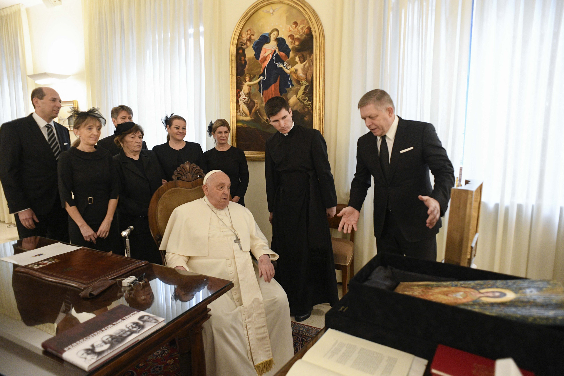 Papa Francisco chegou a fazer audiências na manhã de hoje, 14, antes de ser internado (Foto: HANDOUTVATICAN MEDIAAFP)