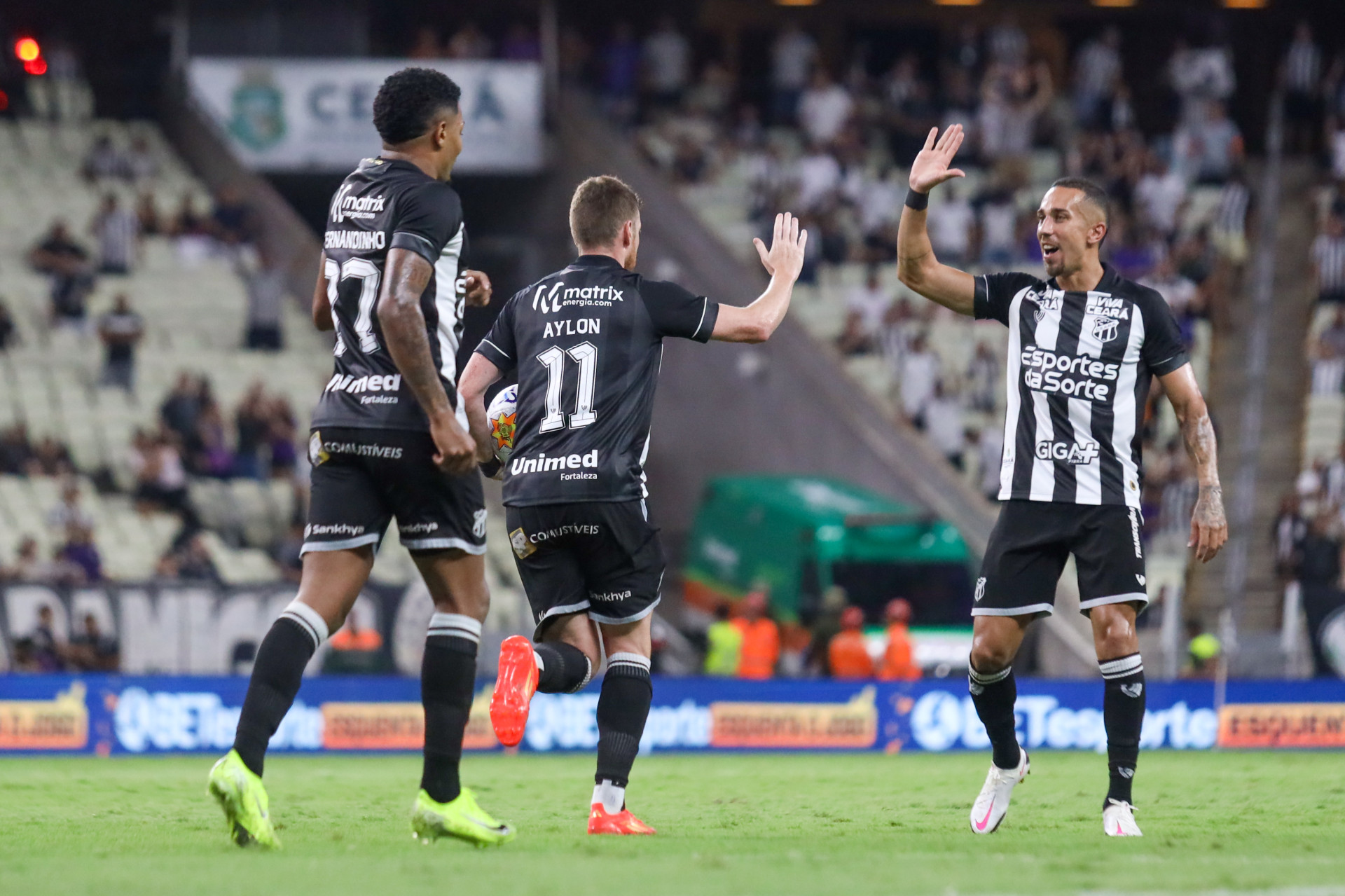 Aylon e Nicolas comemoram gol no jogo Ceará x Confiança, no Castelão, pela Copa do Nordeste 2025 (Foto: Lucas Emanuel/FCF)