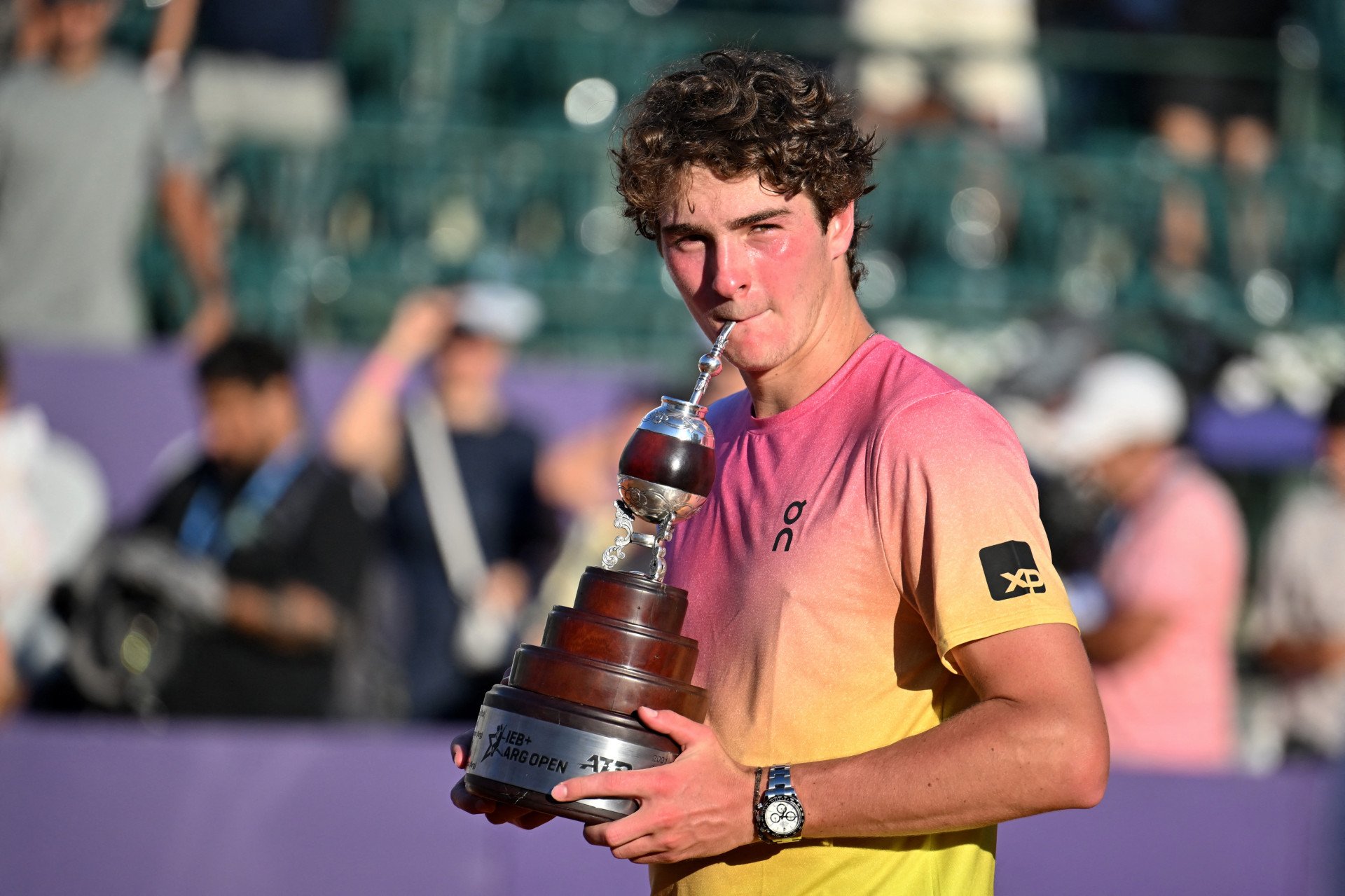 Fonseca com seu primeiro troféu de torneio de nível ATP (Foto: Luis ROBAYO / AFP)