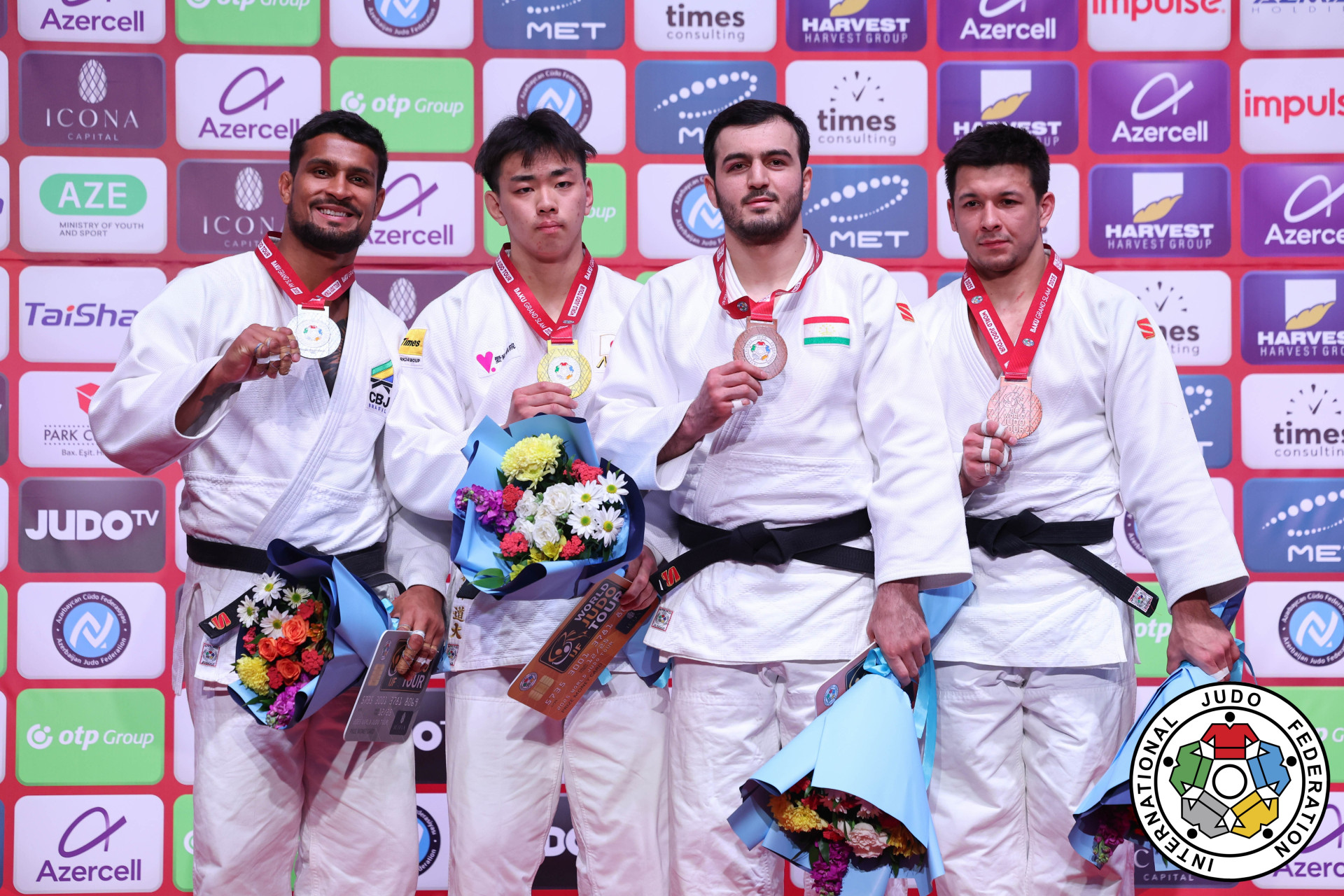 Pódio da categoria 100 kg no Grand Slam de Baku, no Azerbaijão, em que Leonardo Gonçalves (esquerda) ficou com a prata (Foto: Emanuele Di Feliciantonio / IJF / Divulgação)