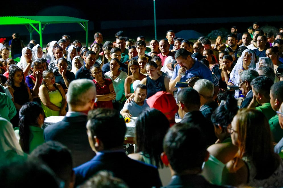 VELÓRIO da estudante Natany Alves reuniu uma multidão no Centro da cidade(Foto: FCO FONTENELE)