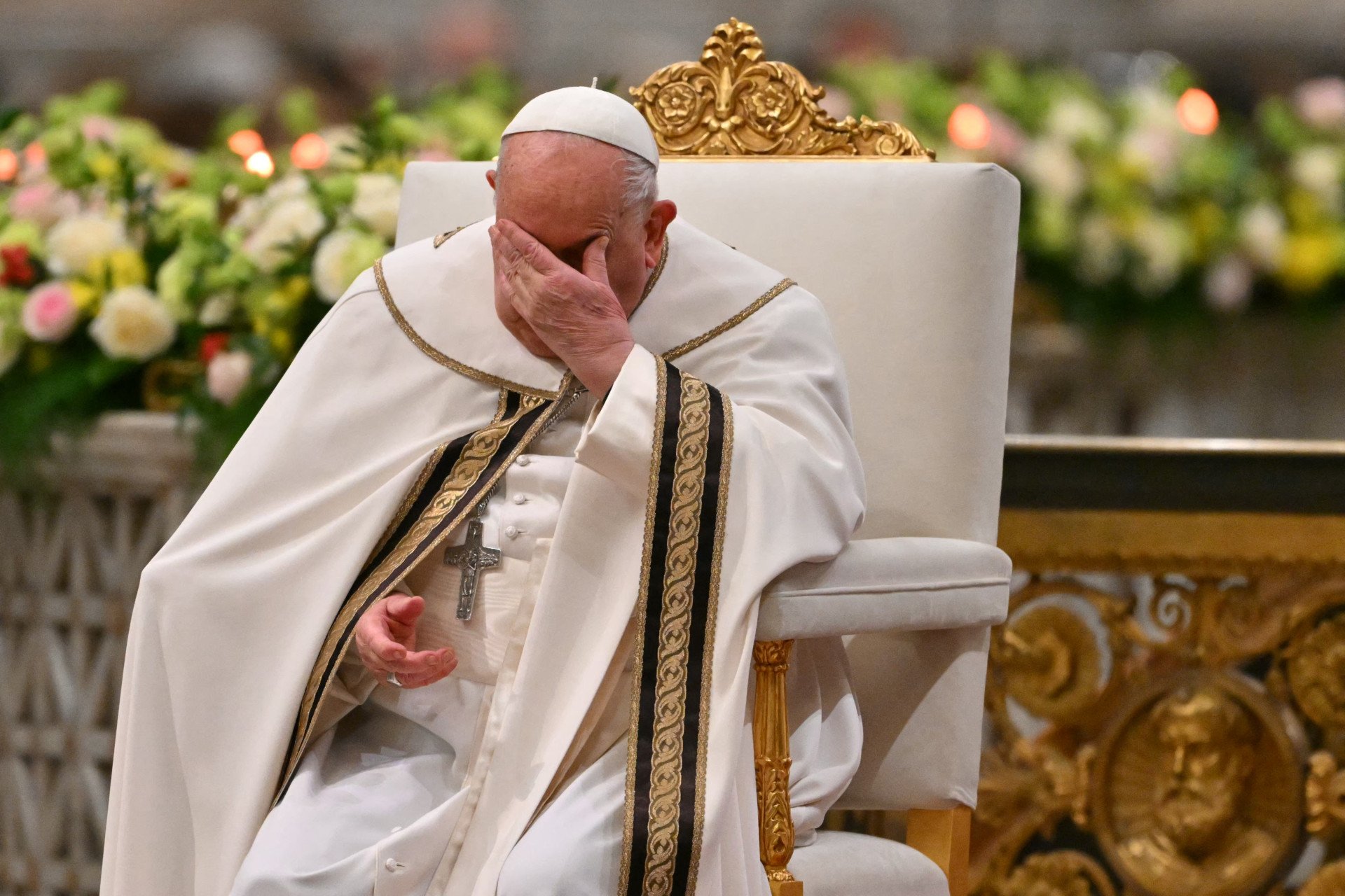 (ARQUIVOS) O Papa Francisco gesticula durante as vésperas de São Paulo Fora dos Muros, em Roma, em 25 de janeiro de 2025. O Papa Francisco foi internado no hospital em Roma em 14 de fevereiro de 2025 para exames e tratamento para bronquite em curso, anunciou o Vaticano. (Foto de Andreas SOLARO/AFP) (Foto: Andreas SOLARO/AFP)