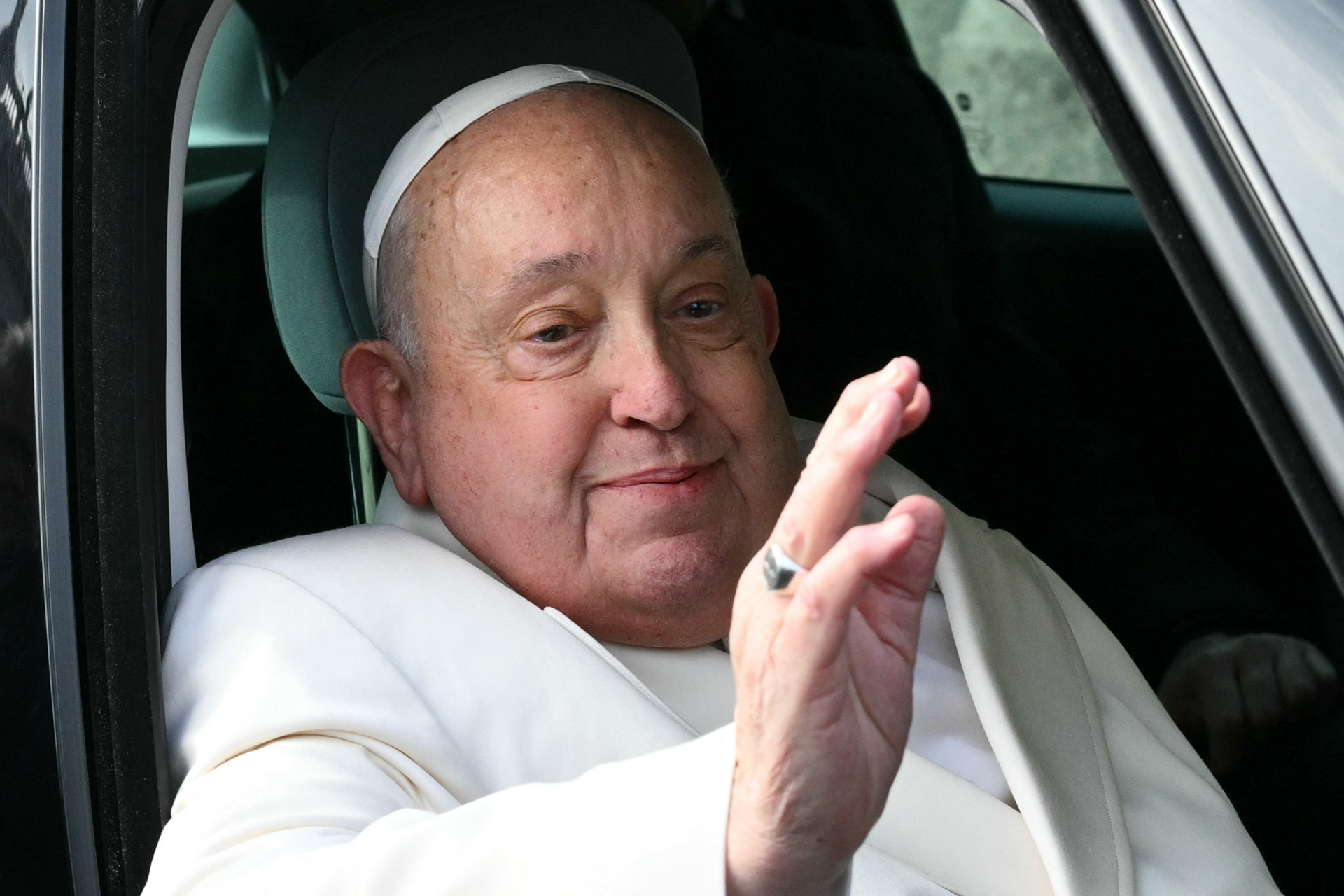 ￼PAPA Francisco preocupa o mundo, não apenas a comunidade católica, com seu quadro de saúde delicado (Foto: ALBERTO PIZZOLI / AFP)