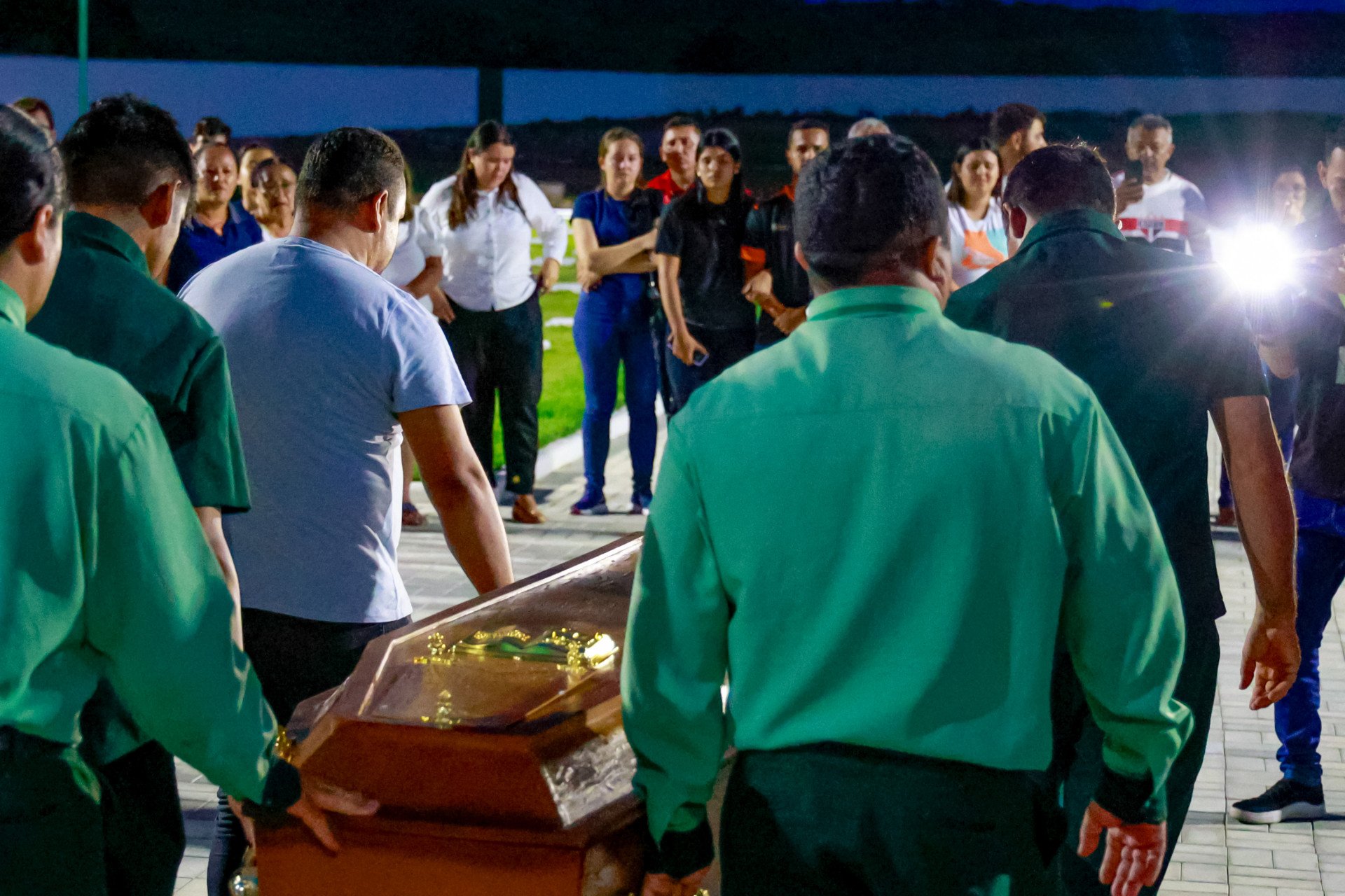 ￼SEPULTAMENTO do corpo de Natany foi no Cemitério Parque Afame (Foto: FCO FONTENELE)